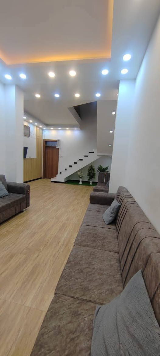 السلام عليكم بيت مطلوب للمصرف العقارب 80 مليون المساحة 100 متر طابق واحد بناء درجة اولى حي النداء منطقة 46 خلف مندي زمزم قرب المدرسة الصينية قريب على شارع مجمع بيتي اني دافع  تطلوعه٥٠ وابيعة بفلوسه   
للاستفسار***********
