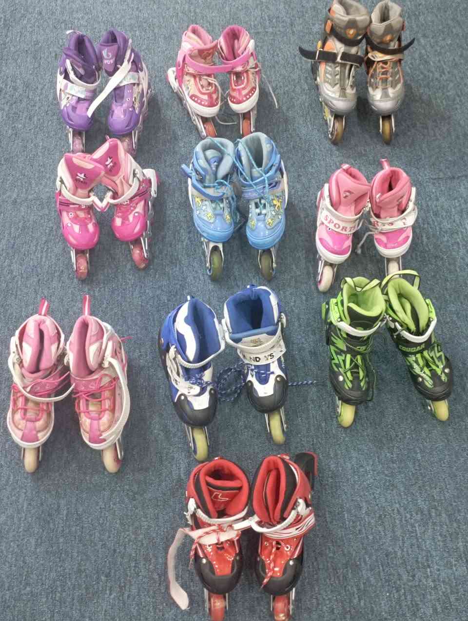 السلام عليكم 
توفر سكيت نضافه فول درجه اولى قياس من 30--38 و يلبس40/41/42
1_الوان زاهيه
2_يتكبر ويتصغر
3_تايرات جيلاتين
4_نشره كلوبات
السعر/12 ألف كميه محدوده استفسار موبايل/*********** او مراسله الصفحه ومتواجد محاويل الساحه مقابيل المصرف.
