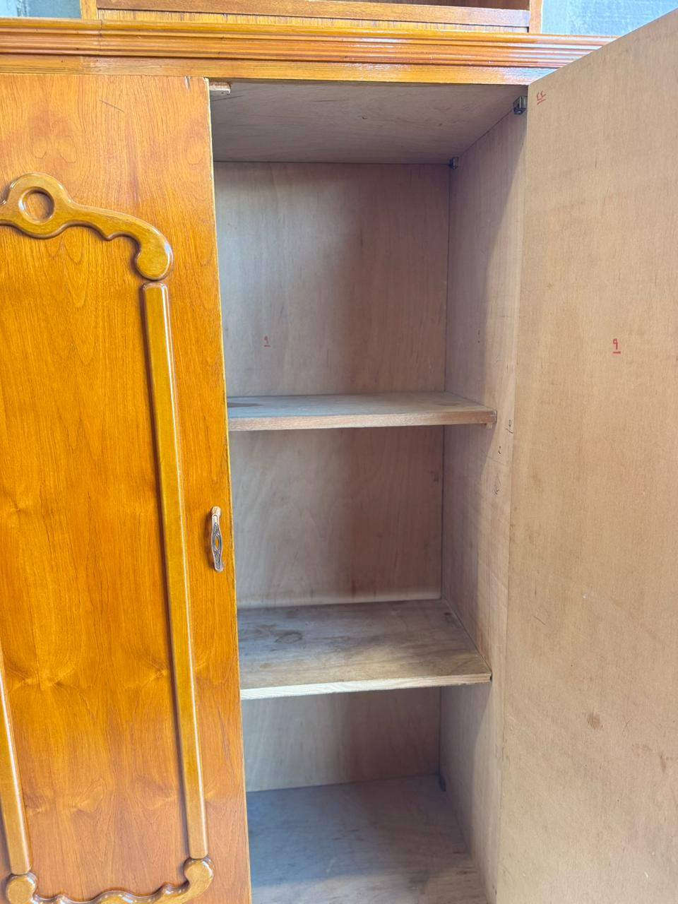 _للبيع💪
السلام عليكم🫡
عرض خاص ومغري بس 250 الف قفل 🔒
توفر لدينا من جديد كنتور 5ابواب  شغل درجه اولى🌿 5ملم توصي نقش  شرط نظافه 💯💯
للاستفسار وتساب *********** مباشر🆕 ***********🆕
ومستعدون لشراء الغرف النوم المستعمله و الكناتير ✅
