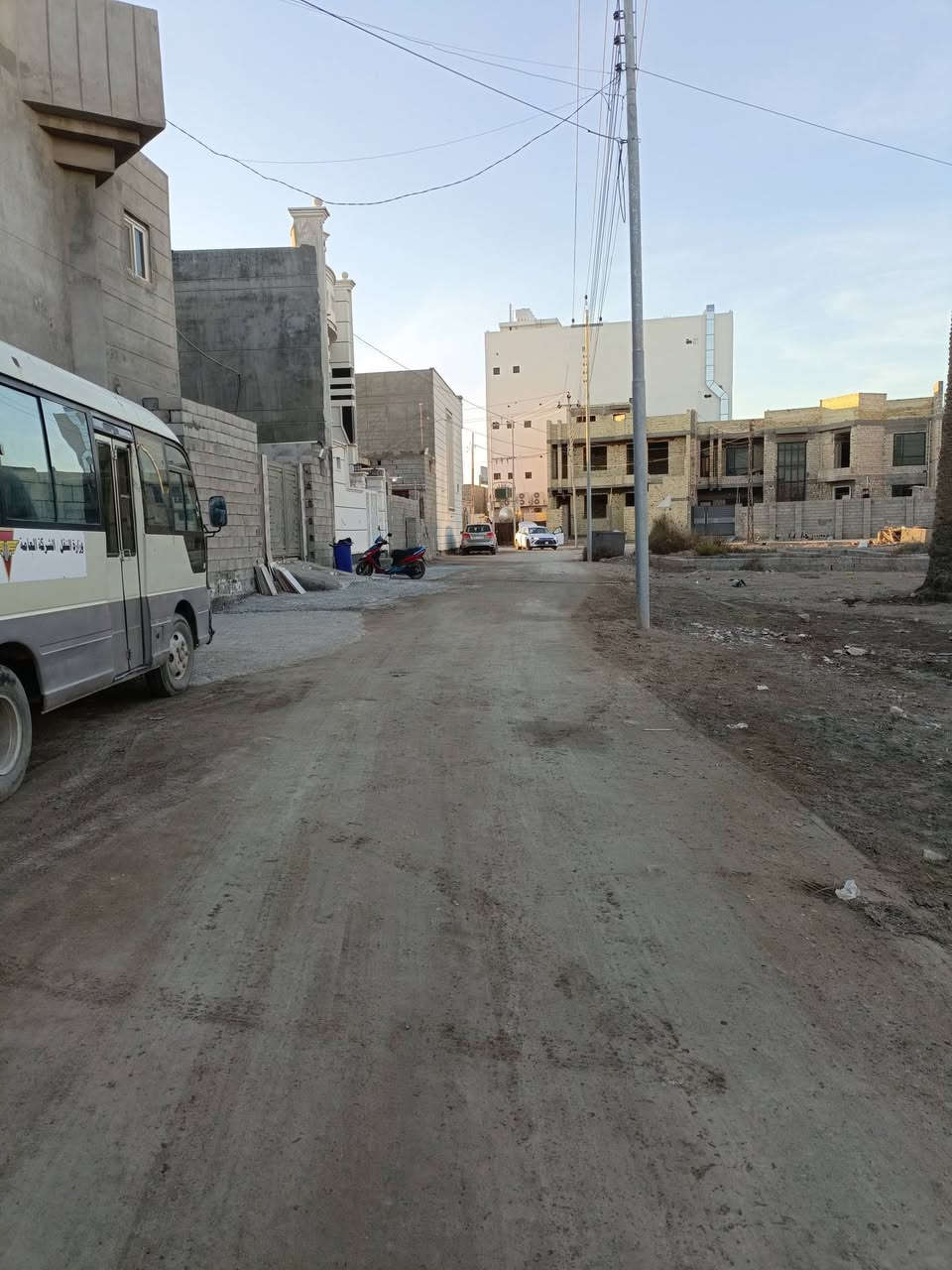 قطعة ارض للبيع في الرمادي شارع 40 خلف مرطبات دريم.

المساحة الكلية 310 متر تقريباً 
الواجهة 11.5 م تقريباً.
النزال 27 م تقريباً.

طابو زراعي سند 25.

شارع 8 متر او اكثر 

كافة الخدمات متوفره من ماء وكهرباء ، قريباً جداً من الشارع العام.

سعر المتر 360 الف وقابل للتفاوض.

ـــــــــــــــــــــــــــــــــــــــــــــــــــــــ.

📍 للمزيد من التفاصيل يمكنكم زيارة مكتبنا:

مكتب شمس الرافدين للعقار    – الرمادي / شارع 40 – قرب مرطبات دريم لاند.

📞 أرقام التواصل (واتساب متاح):

*********** ✅ عبدالغني الفراجي.

*********** ✅ عبدالغني الفراجي.

⏰ متواجدون في المكتب على مدار أيام الأسبوع.

من الساعة 3 عصراً حتى الساعة 9 مساءً.

نرحب بكم دائماً لزيارتنا والاستفسار عن أي عقار يناسبكم.
