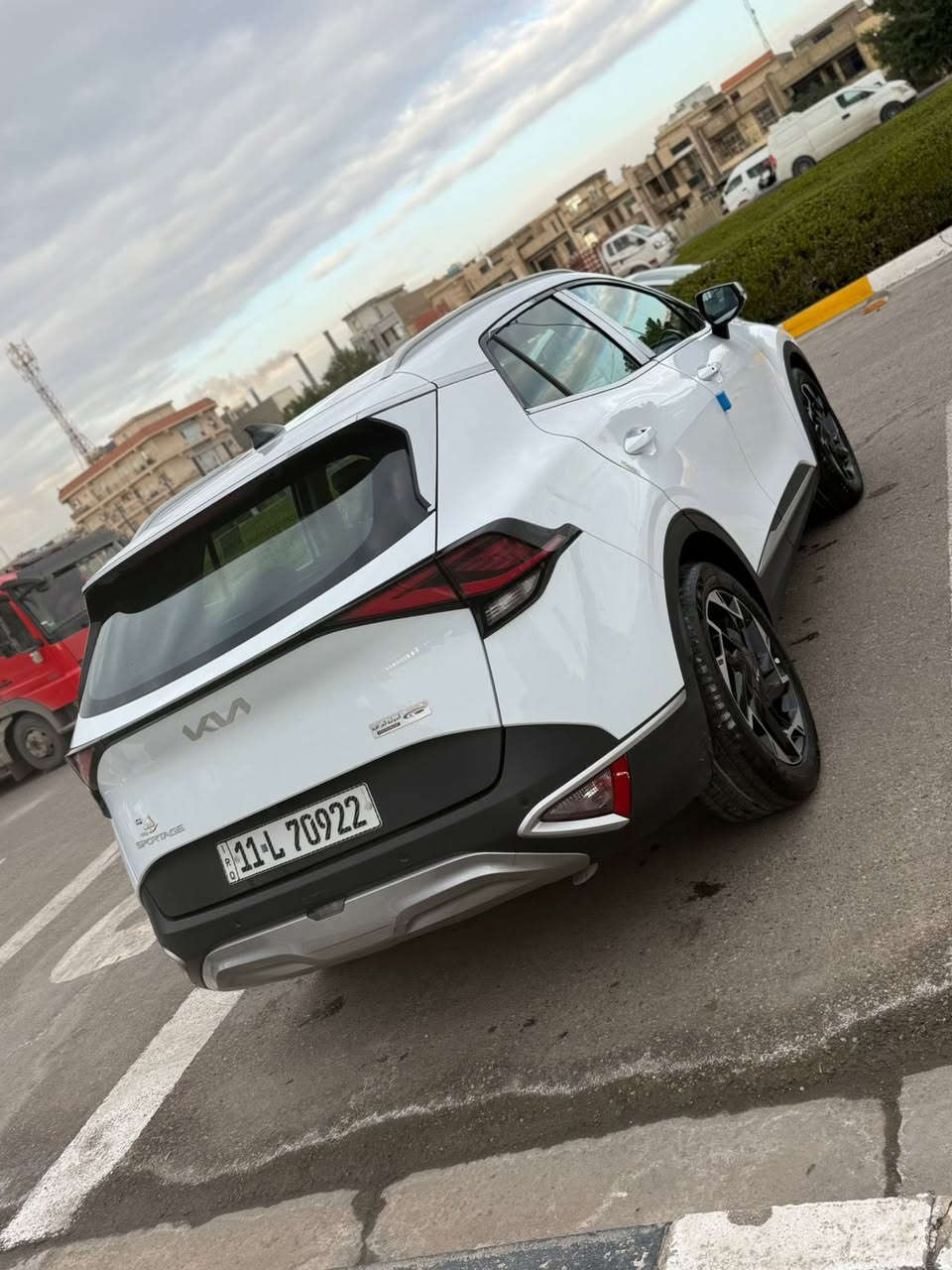 السلام عليكم / سبورتج موديل /2024 
محرك /2000 ضمان شركة الدوليه 
مكفوله من البارد / والصبغ 
السياره ع وضع الشركه / رقم بغداد 
مواصفات / كراسي كهرباء / بصمه 
تشغيل عن بعد / شاحن واير ليس / 
تدفئه كشنات + الستيرن 3 اضمت قياده 
كراسي كهرباء / سايد بريك بصمه / 
مري شفط / حساس خلي امامي 
تبريد قطعتين / لد امامي خلفي 
ماشيه 40 / المكان السيديه 
رقم التلفون / ***********
