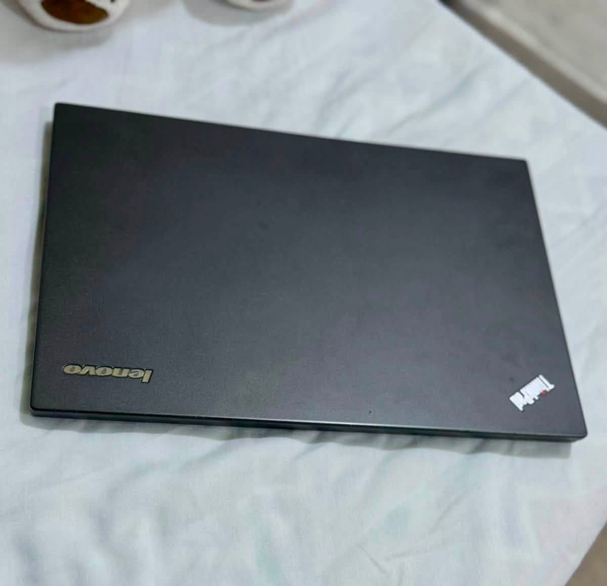 للبيع حاسبة Lenovo ThinkPad بحالة ممتازة جداً
حاسبة عملية جداً ومثالية للدراسة، البحوث، التصفح، والأعمال المكتبية. تتميز بإقلاع سريع جداً بفضل الهارد
ال SSD العملاق
المواصفات:
• المعالج: Intel Core i5 (الجيل الخامس)
• الهارد: SSD Samsung سريع جداً بسعة 1 تيرابايت
- مساحة ضخمة وسرعة عالي )0O(NB
• الرام: 4 GB
• النظام: ويندوز 10 مثبت حديثاً  مدى الحياة ومرخص من شركة مايكرو سوفت وجاهز للاستخدام مباشرة.
الشاشة حجمها :15.6 بونص وجودة عالية جدا بالمسلسلات 
• الملحقات: الشاحن الأصلي + حقيبة حاسوب .


**إذا كنت صاحب هذا الإعلان وتريد حذفه لأي سبب، رجاءا أرسل رسالة إلى الدعم الفني**