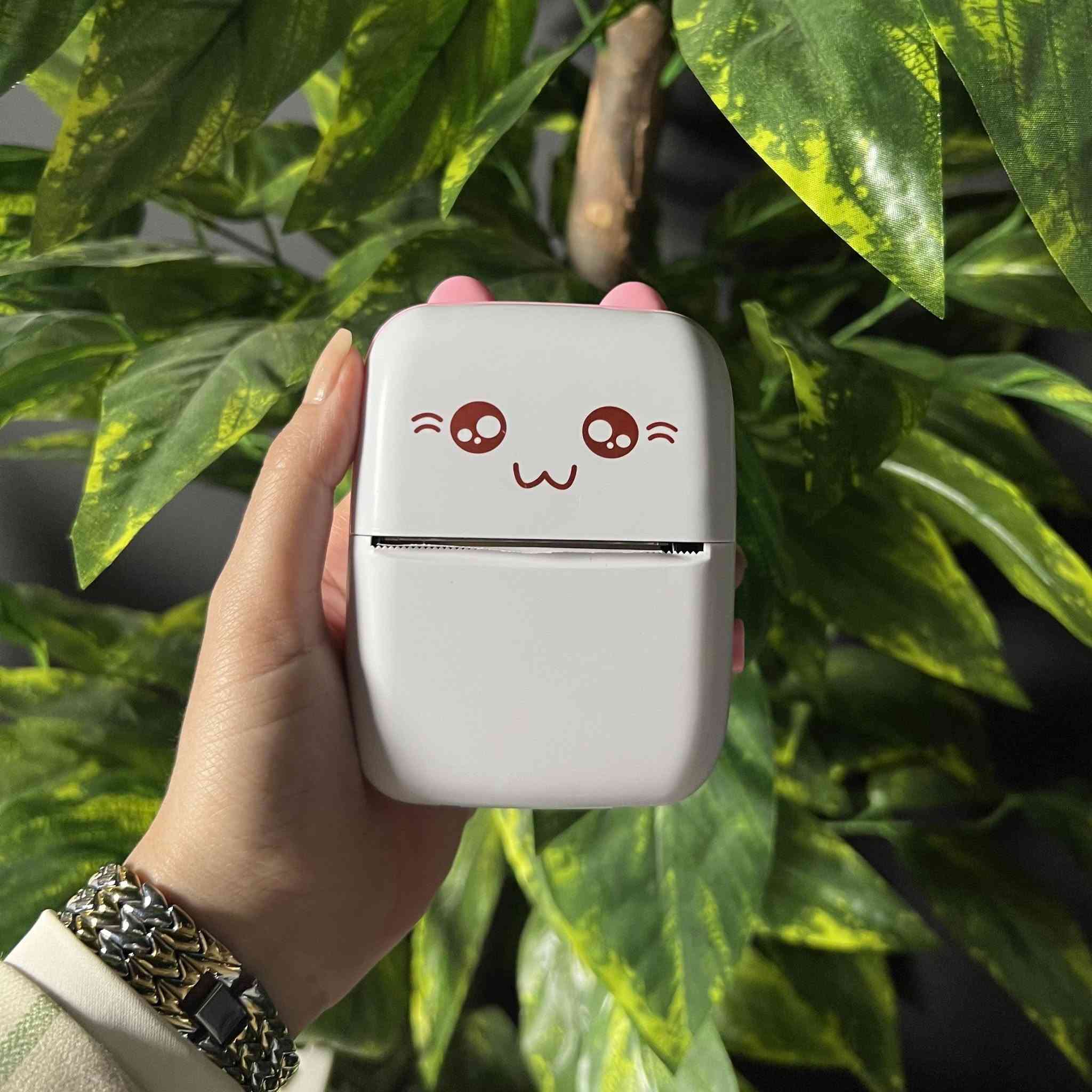 Mini Printer المحمولة – طباعة حرارية فورية عبر البلوتوث

• طابعة ميني محمولة تعمل بدون حبر، مصممة للطباعة السريعة والمباشرة من الموبايل عبر البلوتوث.

• تدعم الطباعة بدون حبر (Inkless) لسهولة الاستخدام وتقليل التكاليف.

• إمكانية طباعة الصور، النصوص، الرسومات (Sketch) والملصقات (Labels).

• بطارية مدمجة تدوم لفترة طويلة للاستخدام اليومي.

• اتصال بلوتوث سريع (BT Instant Printing) للطباعة مباشرة من الهاتف.
• تعمل من خلال تطبيق iPrint المتوفر على Android و iOS.

• نوع الطباعة: حرارية بدون حبر (Inkless Printing)
• طرق الطباعة: صور – نصوص – رسومات – ملصقات

• الاتصال: بلوتوث
• التطبيق: iPrint
• مصدر الطاقة: شحن عبر 5V
• مؤشرات الحالة:
 • ضوء أزرق: تشغيل / جاهزية
 • ضوء أحمر: أثناء الشحن
• زر التشغيل: ضغط مطول للتشغيل (3 ثواني)

محتويات العلبة:
• جهاز Mini Printer
• كابل شحن
• رولة ورق حراري
• دليل الاستخدام (Instruction Manual)
السعر :19.000 د.ع 
للتواصل عبر الصفحة أو علق بتم Trendora Iraq


**إذا كنت صاحب هذا الإعلان وتريد حذفه لأي سبب، رجاءا أرسل رسالة إلى الدعم الفني**