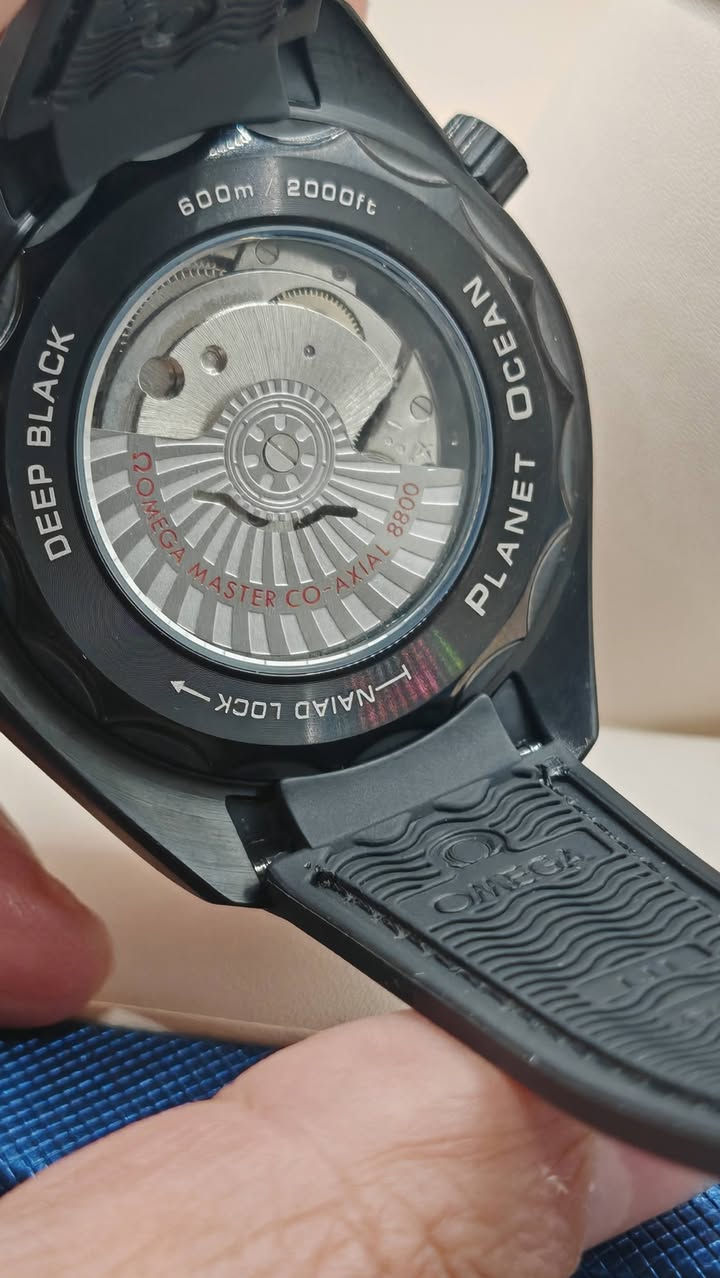 إعلان بيع: ساعة Omega Seamaster Planet Ocean "Deep Black" (نسخة احترافية - Super Clone)
​الوصف:
للبيع ساعة أوميغا "ديب بلاك" بمظهر رياضي وفخامة استثنائية. هذه الساعة من فئة الـ Super Clone عالية الجودة، التي صُممت لتعطي تجربة تقارب الأصل في الوزن، الملمس، والتفاصيل الدقيقة.
​القياسات:
​قطر الساعة: 45.5 ملم (قياس مثالي يمنحها حضوراً قوياً وفخماً على المعصم).
​سُمك الهيكل: يتناسب مع تصميم الساعة الاحترافي ليعطي ثباتاً وراحة.
​فكرة عمل الساعة والميناء:
​تصميم احترافي: مستوحاة من ساعات الغوص الاحترافية (Deep Black)، مع هيكل متين يمنحها مظهر الفخامة والقوة.
​صمام هروب الهيليوم: الزر الجانبي التجميلي الموجود عند الساعة العاشرة، والذي يعطي الساعة طابعها الرياضي المميز الخاص بموديلات أوميغا الاحترافية.
​الميناء (Worldtimer): حلقة تضم أسماء مدن عالمية، مع خريطة مركزية بتدرجات لونية تعطي عمقاً بصرياً فخماً.
​فكرة عمل الماكينة:
​نظام مزدوج: تعمل بنظام أوتوماتيكي (حركة المعصم) وتدعم التعبئة اليدوية عن طريق التاج لضمان استمرار العمل.
​احتياطي الطاقة: توفر طاقة تشغيل (خزن) تتراوح بين 36 إلى 40 ساعة عند التعبئة الكاملة.
​أبرز المميزات:
​التصميم: هيكل سيراميك أسود بالكامل، مع حزام مطاطي عالي الجودة وقفل محفور بدقة.
​المكينة: تعتمد على مكينة أوتوماتيكية من فئة الـ Asian Clone التي تحاكي نظام الكاليبر 8800.
​الحالة: جديدة تماماً (لم تُلبس).
​ملاحظة هامة جداً للمشتري:
الساعة من فئة السوبر كلون (Super Clone) المتميزة بشكلها وجودتها العالية، وهي ساعة أوتوماتيكية ميكانيكية بمكينة محاكية للأصلي (ليست أوميغا سويسرية). يرجى العلم أن الساعة مصممة للاستخدام اليومي والأناقة، وهي مقاومة للماء (رذاذ المطر أو غسل اليدين)، ولا ننصح باستخدامها في السباحة أو الغوص الاحترافي للحفاظ على ديمومة المكينة.
السعر خاص يوجد توصيل لجميع المحافظات.


**إذا كنت صاحب هذا الإعلان وتريد حذفه لأي سبب، رجاءا أرسل رسالة إلى الدعم الفني**