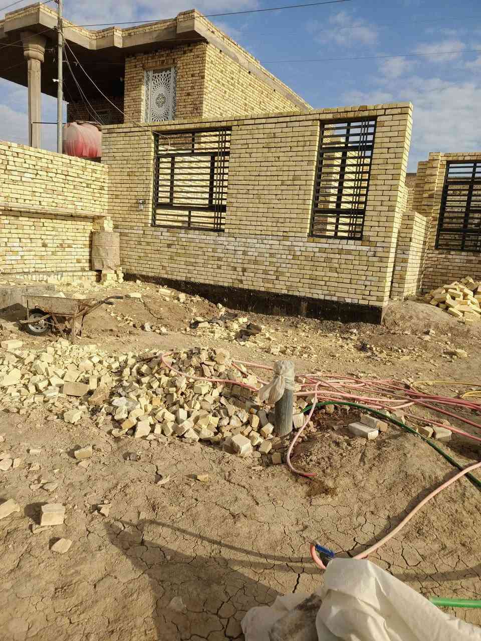 السلام عليكم خلفه بناء متفرغ اشتغل طابوك بلوك مكطوعة أو علدبل وهاذة رقمي ***********
