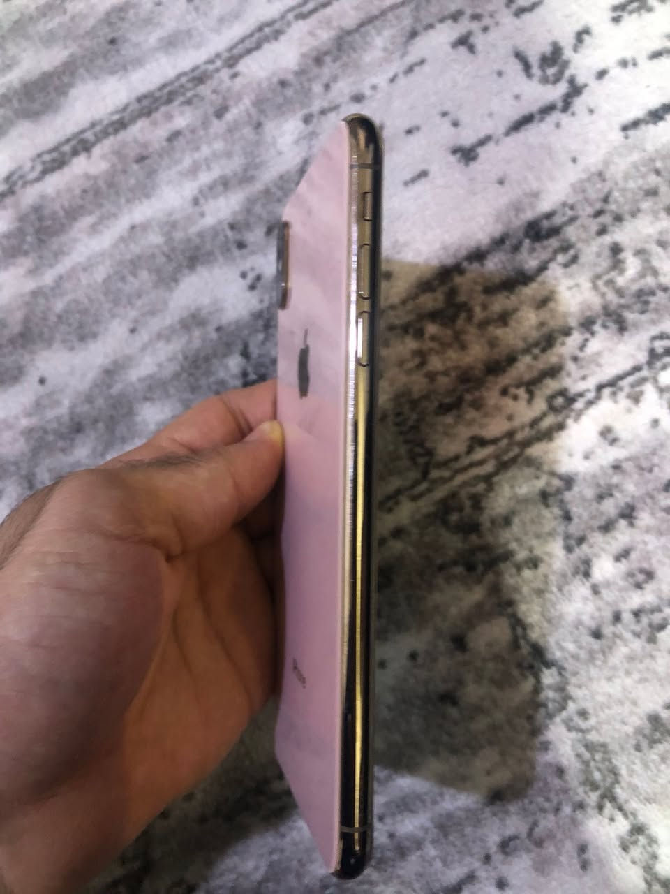 سلام عليكم للبيع ايفون XS ماكس ذهبي ويا كارتون ذاكره 256 شريحتين بطاريه 100 مبدله اصليه ومبدل ضهر فقط الباقي كفاله شرط الفحص تاخذه من باب البيت سعره 200 الف مكاني البصره القبله ***********
