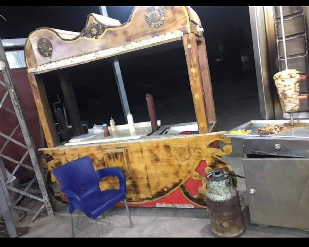 غراض مطعم للبيع
ميز كص عدد (2)
سجاجين كص عدد ٤
طباخ ٤ عيون منضدي
ثلاجه عارضه مشروبات
مجمده صغيره
طباخ عينين فلافل
ميز انارة كص عالفحم بس ملغي باقي فقط ميز والانارة
ميز عدد ٤ رجلين حديد
كراسي رجل حديد عدد ٨
ميز طعام جوزي عدد ٦
كراسي عدد ١٤ جوزي
اطباق ستيل حجم وسط عدد ٨
مصافي مستطيل فلافل عدد٢
اطباق ستيل وسط عدد ٨
ثرامة بطاطا مع ميز 
قلاية فنكر عدد ١
تحضير بركر عدد ١
كاسبة صاج عدد ١
مجمده حجم صغير
فاترينه ام ديلاب
ميز كاشير
كرسي كاشير 
كاسات كزاز عمبة ومقبلات عدد حجم كبير ٨ حجم وسط ٣
سنك كبير مع ميز المنيوم 
كتر تغليف نايلون 
ارضيات كارتان خضراء طول ٣ متر
قاطع اخضر طول ٢ متر
كاونتر المنيوم مع ملحق 
***********

