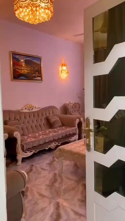 دار للبيع 175 م واجهة 6 وربع 3 غرف نوم إستقبال وصالة ومطبخ وحمامات داخلية وخارجية وطرمة وكراج وحديقة بناء نظيف جاهز للسكن بأسم شخص واحد شارع عريض خدمات كاملة 
بالدورة المعلمين 
واتساب ***********
