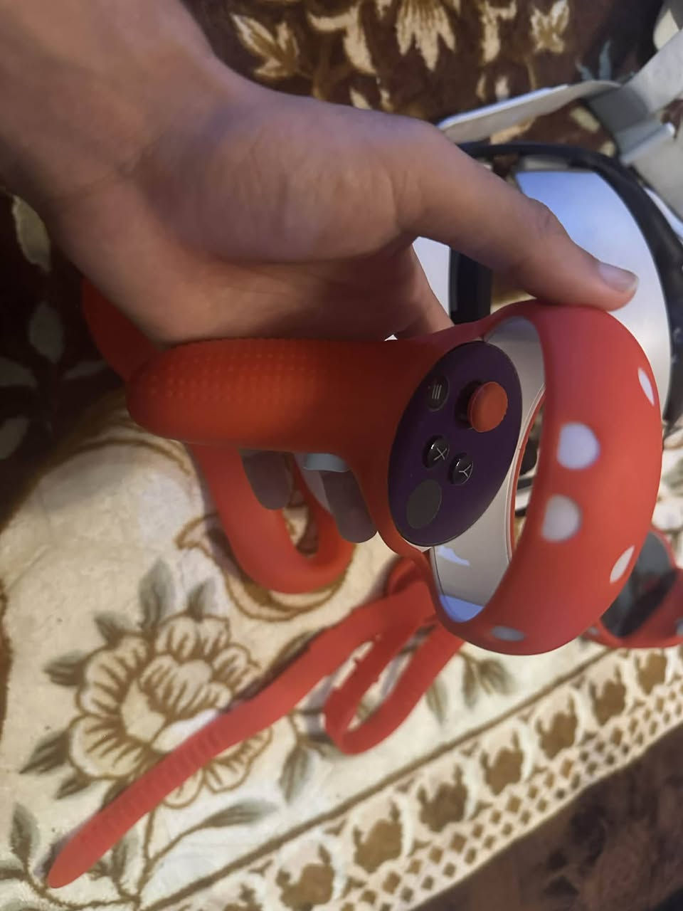 اوكلست كويست 2
ذاكرة :256 
منزل بيها منصة العاب و العاب كاملة مكمله من اقوه الالعاب 
وبيها ستراب اصلي بي 
بطارية اضافية تزيد ساعات العب 5 ساعات اضافية 
مع كفرات جوستكات وحمايه عدسات وحماية شامله
مع حقيبه اصلية 
والعاب منصبه داخل النضاره 
يعني النضاره 100/100 شد ولعب 
سعرها 350 الف وبيها مجال للطيبين

الموقع حي الاعلام شارع المستوصف

***********
