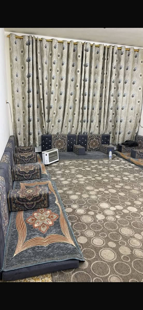 بيت 120 متر طابقين
الطابق الارضي 3 حمامات +صالة+مطبخ+غرفة نوم +حوش
الطابق الثاني 4 غرف +سطح 
العنوان بغداد الكرخ حي الاعلام شارع البدالة قرب مدرسة العلم 
هاتف ☎️ ***********
