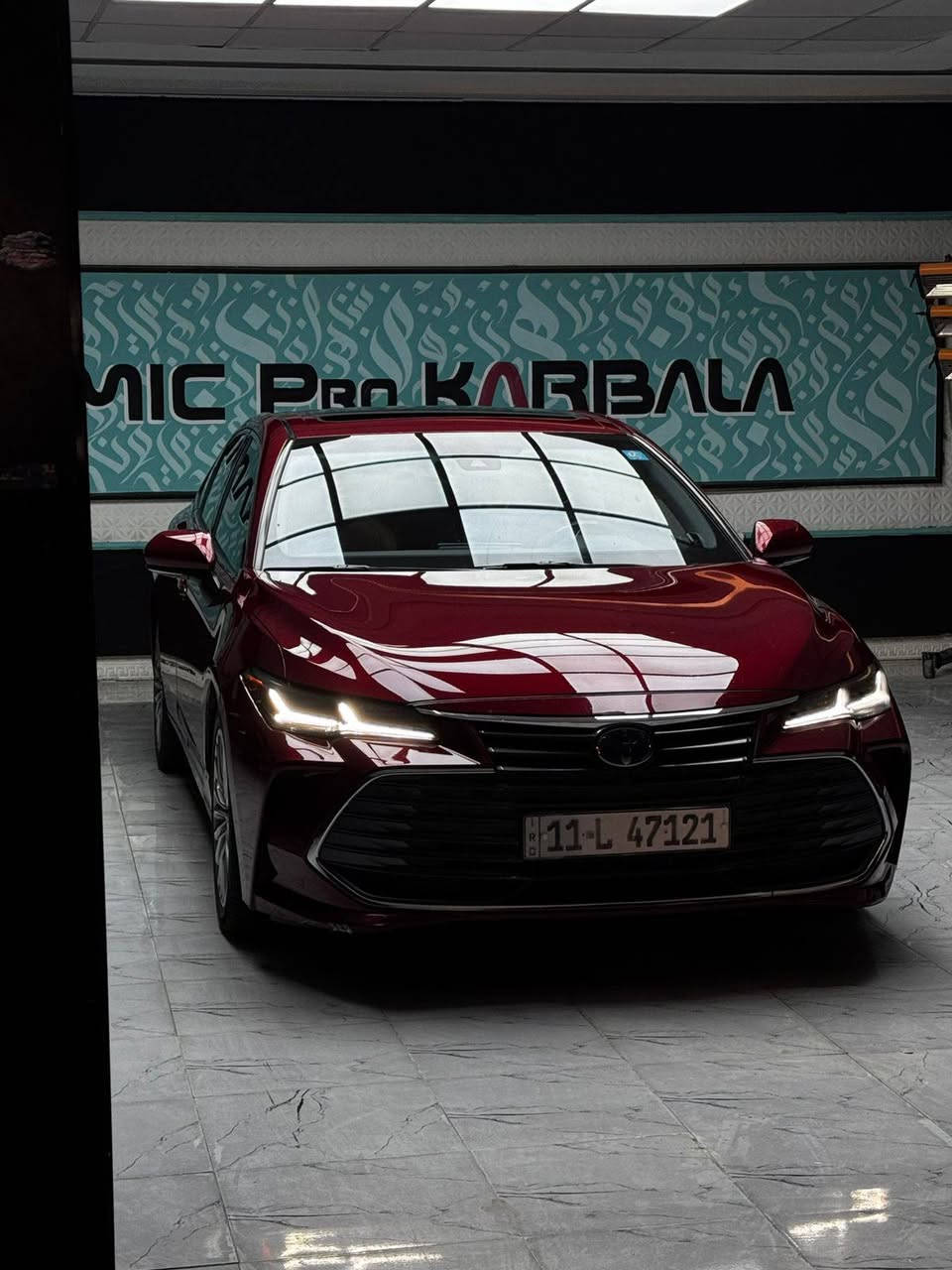 كربلاء الاسكان 
🚗 للبيع: تويوتا أفالون 2022 Limited فل أوبشن – هايبرد

 • المحرك: هايبرد 4 سلندر، 2.5 لتر
• رقم بغداد بأسمي تحويل ثاني يوم
 • الممشى: [45,000 km] كم
 • اللون الخارجي:  احمر
 • الداخلية: مقاعد جلد فاخرة
 • فتحة سقف
 • تحكم أوتوماتيكي مزدوج للمناخ
 • شاشة لمس مع Apple CarPlay & Android Auto
 • نظام صوت JBL مميز
 • نظام ملاحة (Navigation)
 • مثبت سرعة ذكي (Adaptive Cruise Control)
 • تنبيه عند الخروج عن المسار مع المساعدة بالتوجيه
 • مراقب النقاط العمياء
 • كاميرا خلفية وحساسات أمامية وخلفية
 • مقاعد أمامية مدفأة ومبردة
 • مقاعد كهربائية مع خاصية الذاكرة
 • دخول ذكي وتشغيل بزر (Push Start)
 • جنوط ألمنيوم أصلية
مكلف بالنشر 

📞 للاستفسار: *********** واتس
