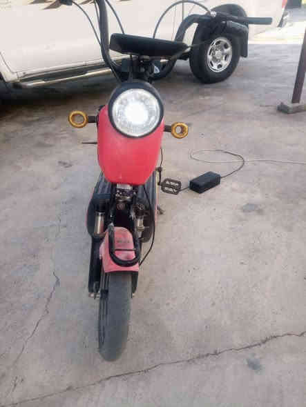 السلام عليكم 
موطور شحن 
حجم 14 
يتحمل وزن  100kg
شغال فول مابي اي عطل 
اشاير يمين يسار 
ضوء عالي ناصي 
بطاريات على وضع الشركه 
شاحنه شحن سريع 
شاشه تطلعلك اي عطل يصير بل موطور
بريك شغال 
ماتصرف عليه ربع 
السعر 150 وبي مجال 
للاستفسار الاتصال على الرقم التالي 
***********
