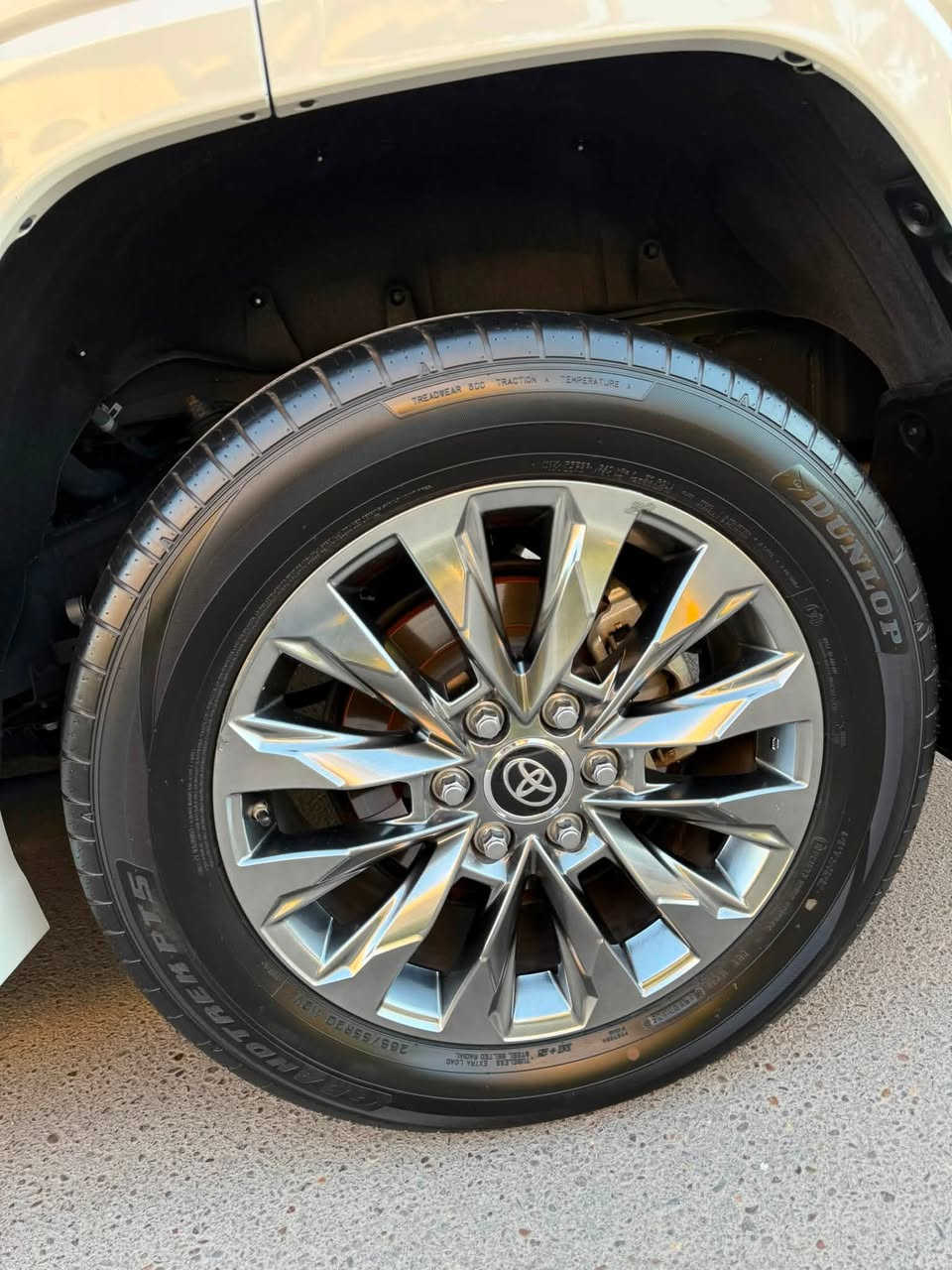 لاندكروز GXR 2022 ساز باب اول تطبيق 3 شاشات مكفولة كفالة عامة من كلشي ماشية 55 الف كيلو السعر 61.500$ 
للاستفسار ***********
مكان السيارة بغداد حي الجامعة
