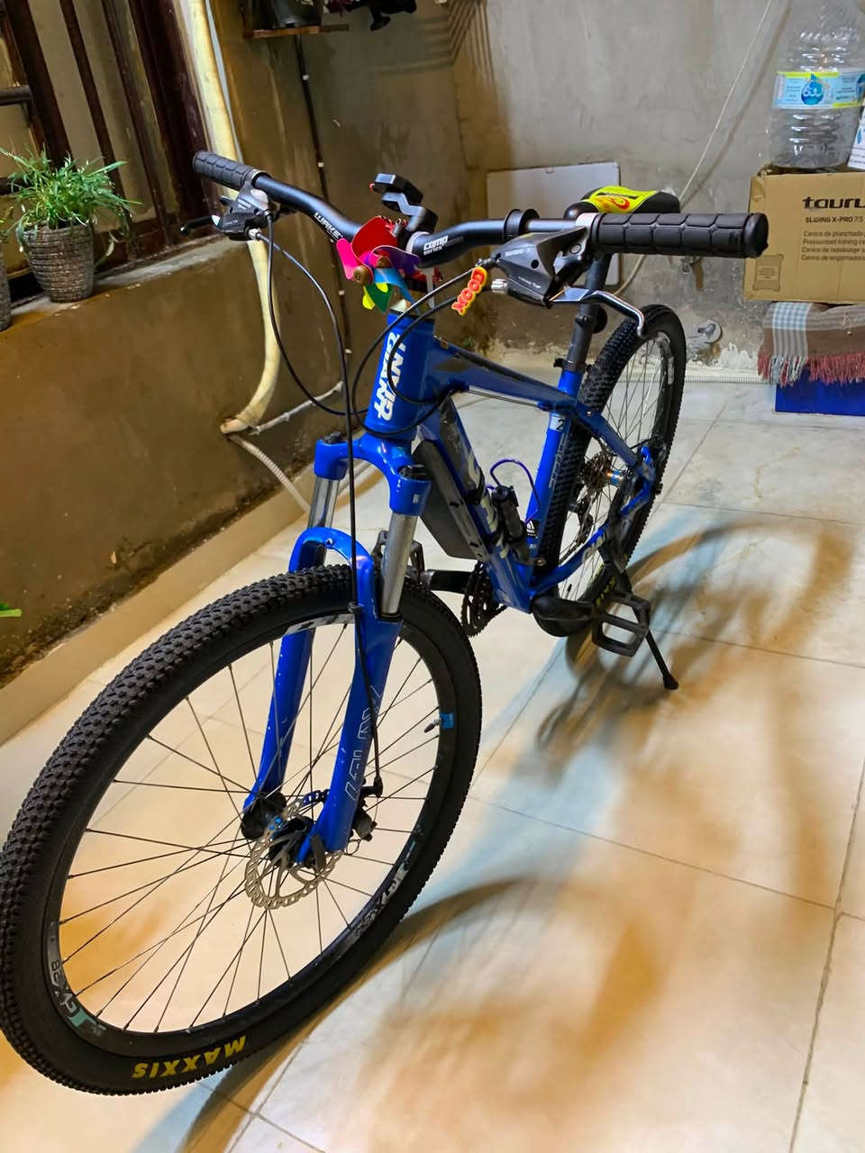 🚲 للبيع: بايسكل جبلي جاينت (GIANT) أصلي - بحالة ممتازة🟦

جبلي (Mountain Bike) هاردتيل.⛰️

 (الفريم): ألمنيوم خفيف جداً وقوي (Aluxx Aluminum)، تصميم هيدروليكي مريح للمسافات الطويلة.✅

(الإطارات): تايرات أصلية ماركة Maxxis (ماكسس)✅

ويلات ألمنيوم دبل وول ديسك (Giant GX28)، قوية وتتحمل الصدمات.✅

منظومة سرعات متعددة (شفترات شيمانو) مع دنديل ثلاثي أمامي يوفر سلاسة تالية🟥

(المساعد الأمامي): مساعد أمامي (Fork) يمتص الصدمات بشكل ممتاز، يمنحك راحة كاملة بالمطبات🟦

حجم(27.5)

العنوان بغداد مدينة الصدر
للتواصل ***********
