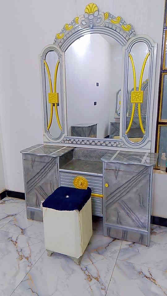 سلام عليكم غرفة اخشاب جديدة للبيع
بغداد العبيدي شارع عشرين 
رقم الهاتف /***********
رقم ثاني / ‏‪0773 211 6250‬‏

غرفة جديدة لگ ما مستعملة  بس كم يوم السعر 500 بيهة مجال شي قليل
