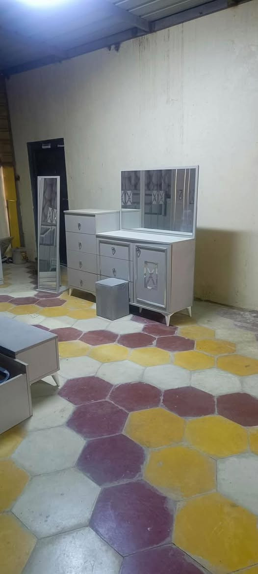 غرفه تركي ٨ابواب١٠قطع فول نضافه للبيع الاستفسار خاص او***********
