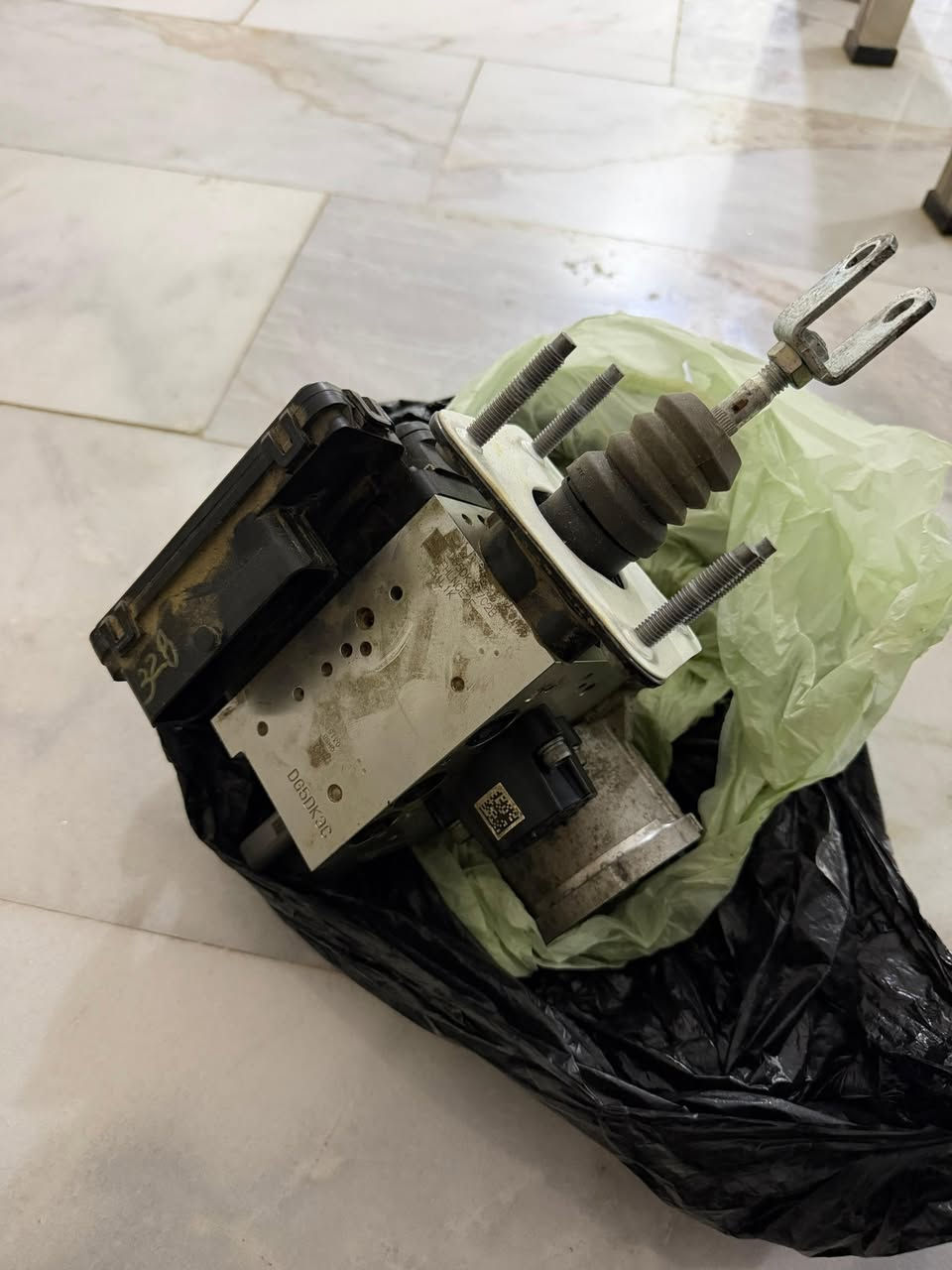 سلام عليكم قطع غيار جنزز gv70 موديل 23 هذا رقمي ***********
