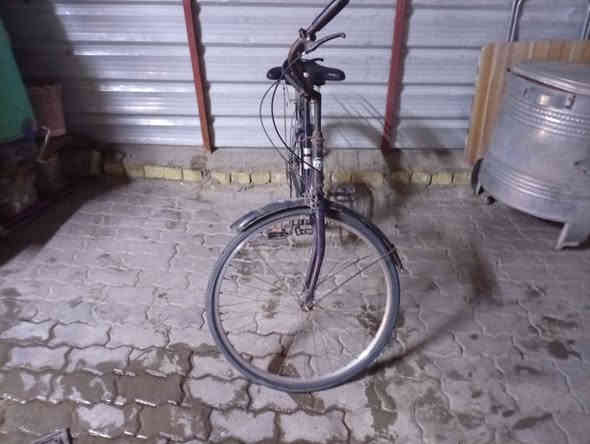 السلام عليكم بايسكل حجم 27 لو 26 
باسيكل كلشي ما بيه الله شاهد عليه 
الشراي يجي خاص الرقم *********** واتساب 
السعر 50 وبيه مجال
