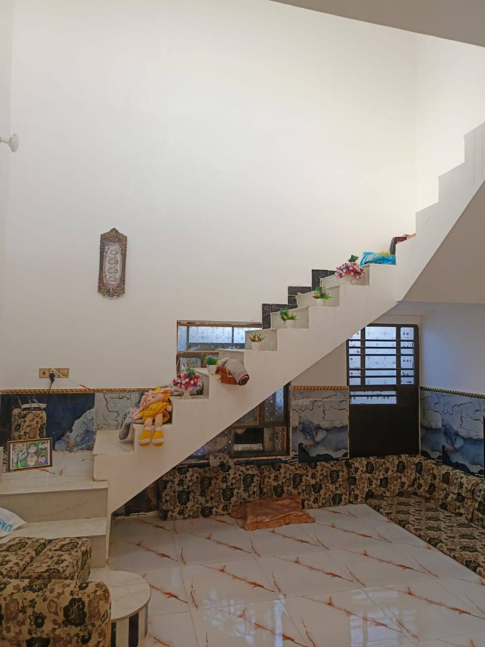 سلام وعليكم  دار للبيع مساحه 500 الاستقبال 12في4صاله8في6 مطبخ6في 4 صاله 14في4ونص ثلاثه غرف على 6ونص في 4 بناء 275  والطارمه 175 م في السبل قرب مولد بهاء السبل الاولي السعر80
***********
