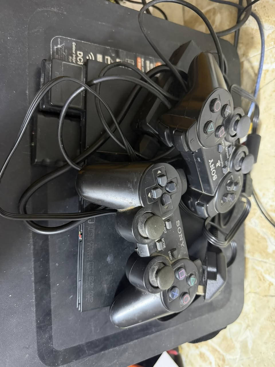 بلي 2 سلم كامل ملحقاته جوستكات وايرليس مهكر بس بدون العاب يحتاج تشتريله فلاش بي العاب و ايضا جهاز العاب كيم ستك ذاكره 64 مليان العاب ثنينهن ب 25 الف شغالات ثنينهن مكاني بغداد الجديده الشراي يتصل *********** سبب البيع متروكات محد يستخدمهن نهائيا
