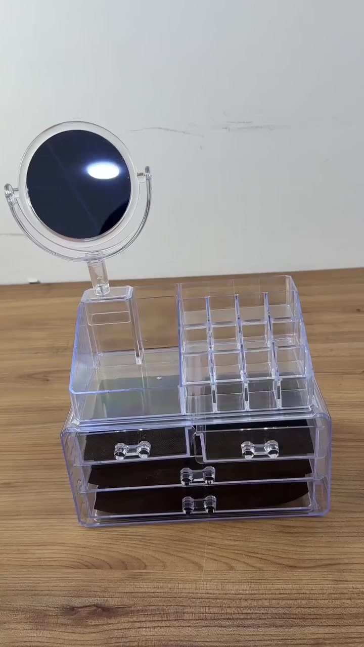 حافظة مكياج مع مرآة

الاستخدامات:

تنظيم أدوات التجميل والمكياج بشكل أنيق ومرتب.

مثالية لحفظ أحمر الشفاه، الفرش، كريمات الأساس، مستحضرات العناية بالبشرة، والمجوهرات الصغيرة.

المرآة الدائرية تساعد على تسهيل عملية المكياج اليومية بدقة ووضوح.

تصلح للاستخدام في غرف النوم، صالونات التجميل، أو على طاولة المكتب كمنظّم عملي.

المميزات:

تصميم شفاف عصري يتيح رؤية المحتويات بسهولة.

مزودة بـ 4 أدراج واسعة لحفظ أدوات المكياج والإكسسوارات.

الجزء العلوي يحتوي على أقسام متعددة لتخزين الفرش وأحمر الشفاه والأدوات الصغيرة.

مرآة دوّارة عملية لتسهيل وضع المكياج.

مقابض كريستالية صغيرة أنيقة لسهولة السحب والإغلاق.

مصنوعة من بلاستيك أكريليك متين وخفيف الوزن.

محتويات الصندوق:

حافظة مكياج بأربعة أدراج مع تقسيم علوي.

مرآة دائرية قابلة للدوران.

ملاحظات:

أبعاد الغلاف: 23 × 19 × 16 سم.

سهلة التنظيف بقطعة قماش مبللة.

مناسبة للاستخدام الشخصي أو كهدية أنيقة لمحبات المكياج.
يوجد توصيل لكافة محافظات العراق 🇮🇶
للطلب مراسلة الرقم 7884309773


**إذا كنت صاحب هذا الإعلان وتريد حذفه لأي سبب، رجاءا أرسل رسالة إلى الدعم الفني**