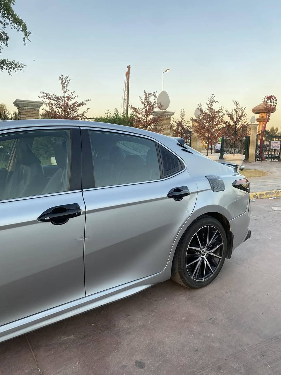 تويوتا كامري SE موديل 2023

✨ لون فضي لامع

✨ ممشى 51 ألف فقط

🔹 شاشة كبيرة

‏🔹 Apple CarPlay & Android Auto

🔹 خرائط

🔹 كاميرا دوارة 

‏🔹 Auto Hold

🔹 مقود كهربائي

🔹 شفتات خلف المقود

🔹 إشارات بالمرايا الجانبية

🔹 مقاعد جلد أسود

🔹 دركسون جلد بخياطة مميزة

🔹 تحديد مسار 

🔹 نظام مانع تصادم

🔹 رادار أمامي +رادار جانبي 

‏🔹 ABS

🔹 نظام مانع انزلاق

🔹 أوضاع قيادة (Normal - Eco - Sport)

‏🔹 GPS

🔹 مصابيح زينون عدسات عالي وواطي

⚙️ محرك 2500cc مرغوب ومكفول مع ناقل الحركة وبطارية الهايبرد 

📌 الملاحظة: حادثها صفحه ابيع مصبوغ حزام حته لتكلي هنا شخط وهنا غمزه 

سيارة نظيفة ومصروف عليها كت تزويد خارجي +عزل حراري للجام + ارضيه جلد شتغلتها فوك المخمل مالتها وجاهزة للفحص.

السعر :168  وبيها مجال بسيط للشراي 

الاتصال : ***********
