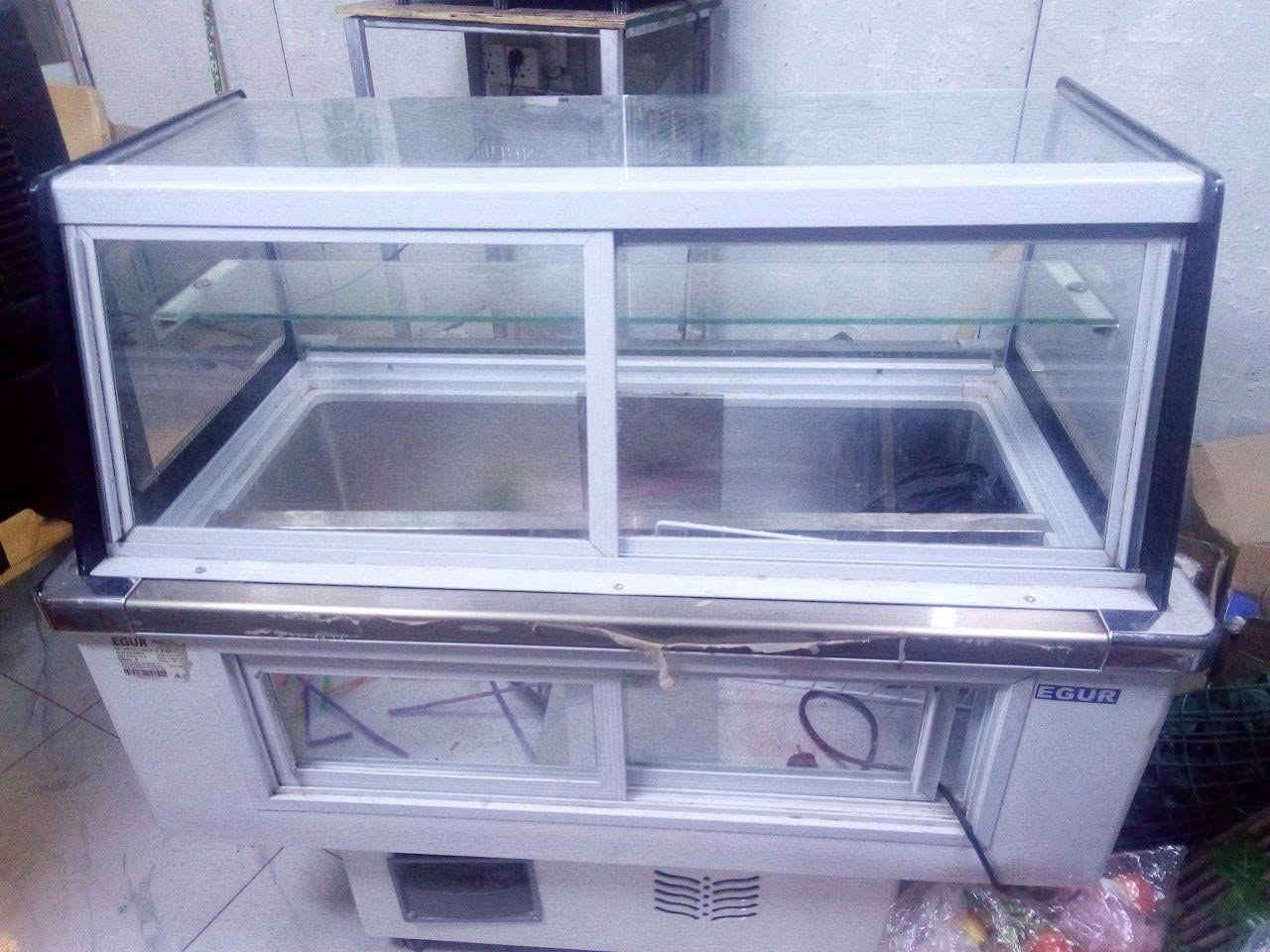 عارضة كيگ وايس كريم تركية اصلية بحالة جيدة معها ١٢ بلانك للتواصل *********** بغداد, العراق
