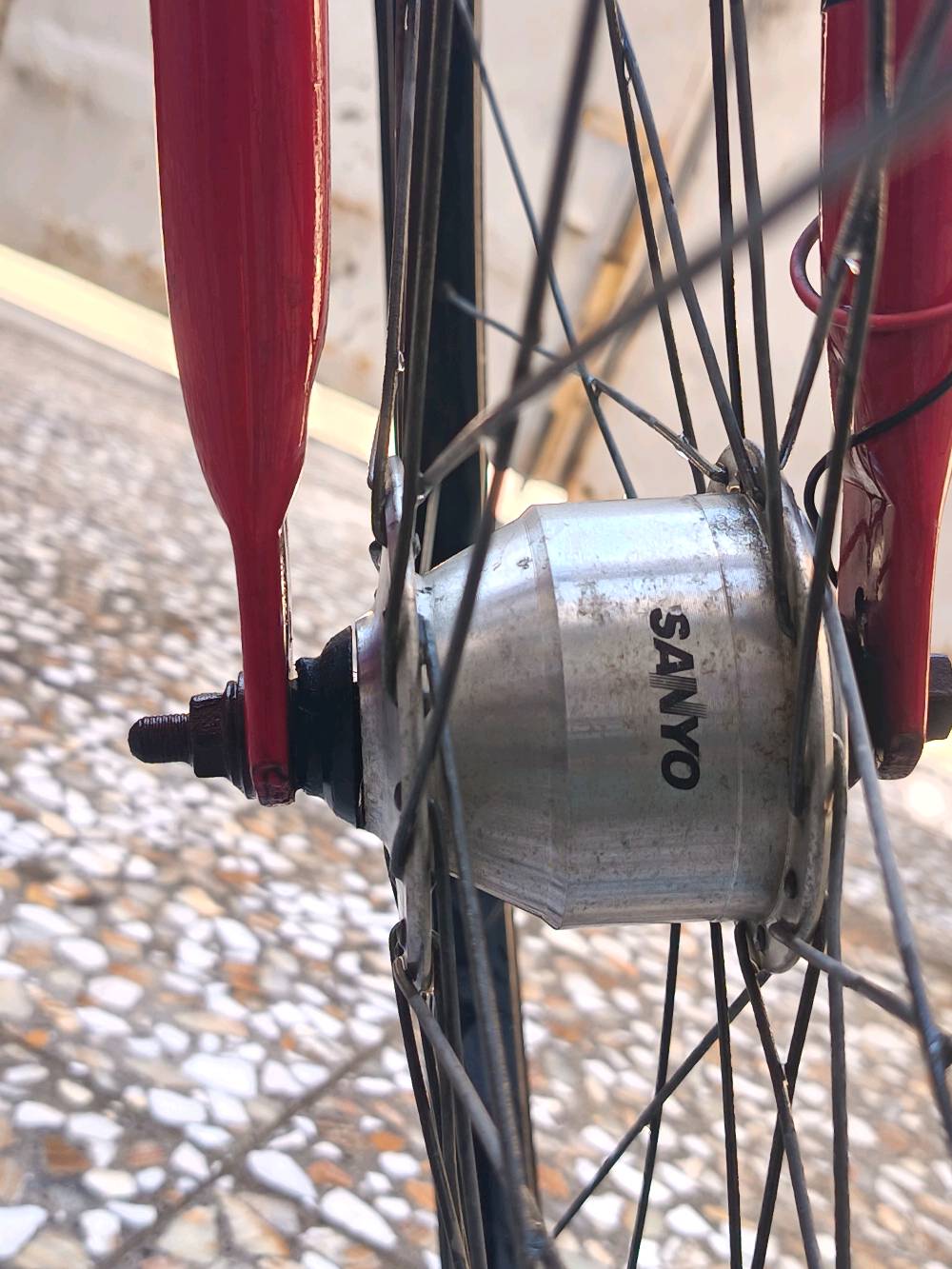 باسكل أحمر اللون بحالة جيدة من نوع "Southernport". يتميز بداينامو من نوع "Sanyo" ومبدل سرعات من "Shimano"، مما يعني ركوباً سلساً ومريحاً. مناسب للتنقل في المدينة والاستمتاع بالجولات الطويلة. متوفر للبيع بسعر مناسب.