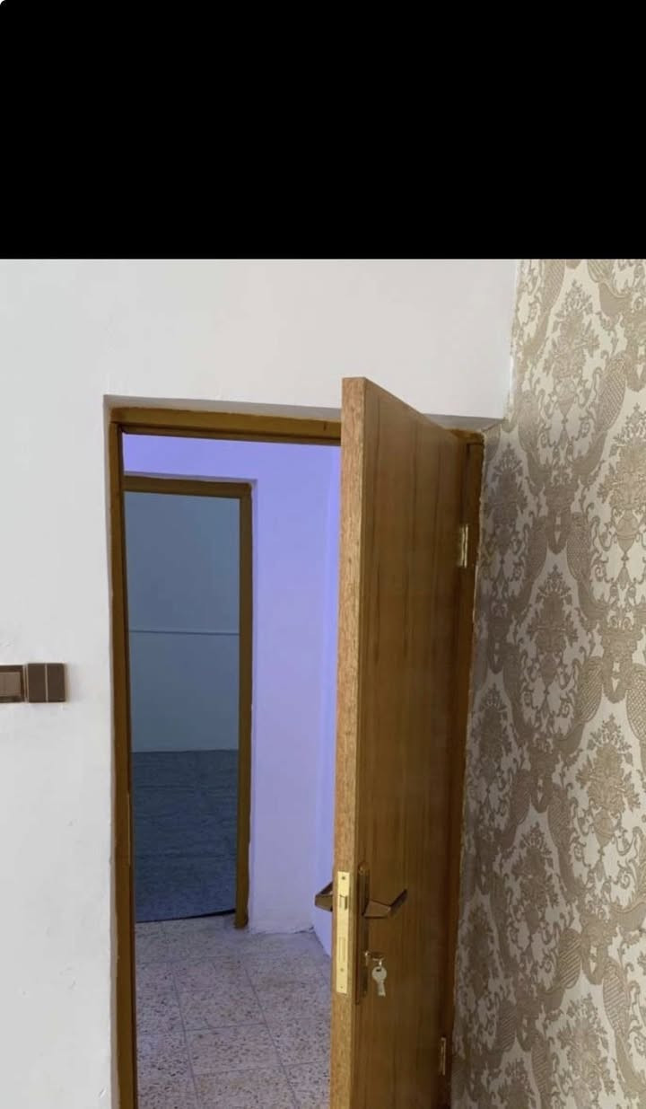 شقة للايجار في منطقة الخضراء طابق اول معزول
شقة للايجار في حي الخضراء مقابل معهد النفط في الطابق الاول تتكون من صالة كبيرة قياسها
و غرفة 94،5x 4،5 مطبخ 4x,4،5
و مخزن و حمام 2،5x 2،5 و تواليت
السعر 550

للاستفسار  ***********
