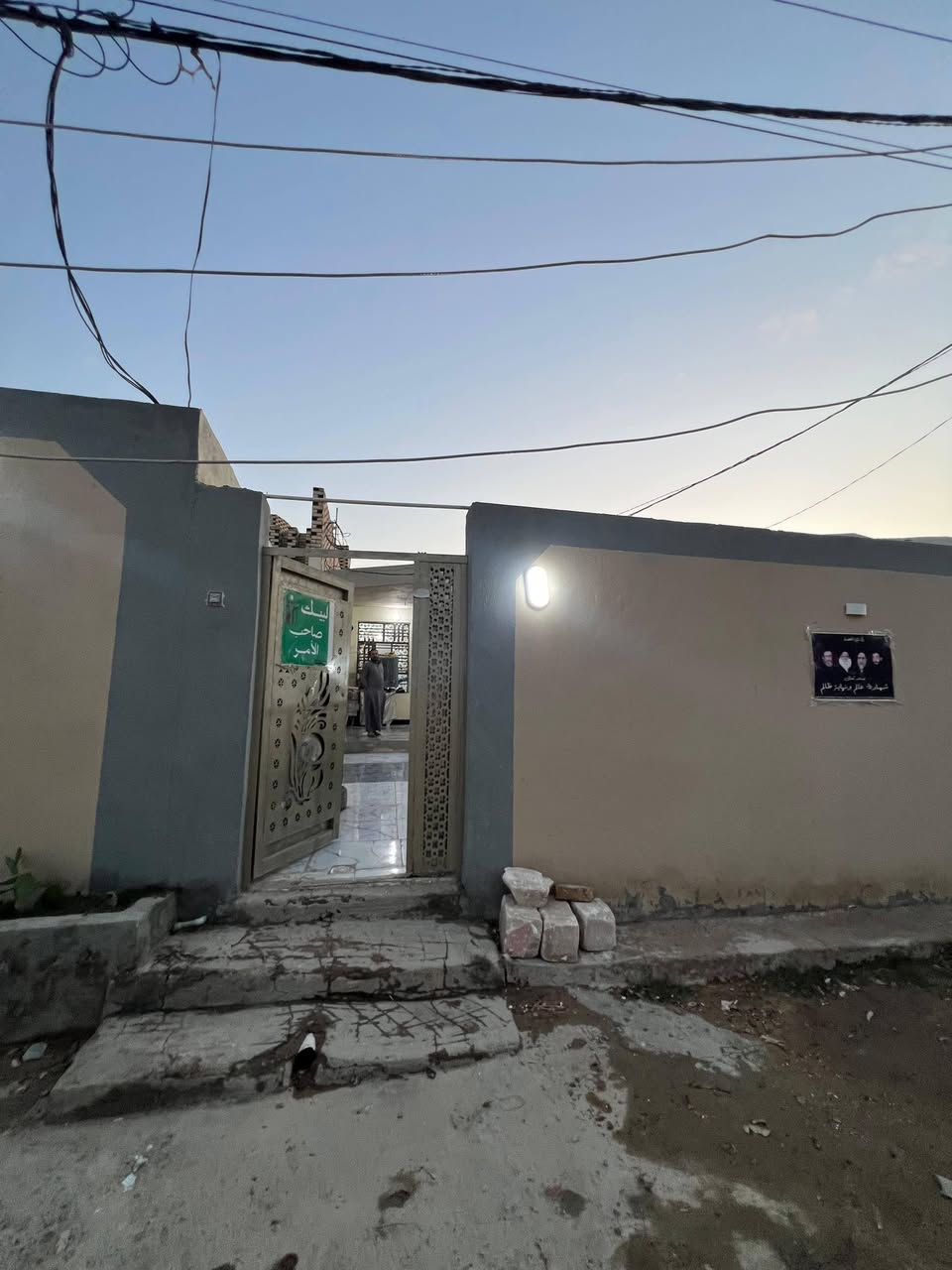 دار للبيع  مساحه  220م الاساس  والسقف  صب البناء  طابوك  غرفتين  وصاله  وستقبال  ومطبخ وصحيات  وحديقه  الدار امرتب بس عوزه  بيتونه  وتشاريف  شارع  المطار  القديم بدايت شارع علكم  السعر 110وبي مجال  الشراي  الاستفسار  على الرقم  ***********

