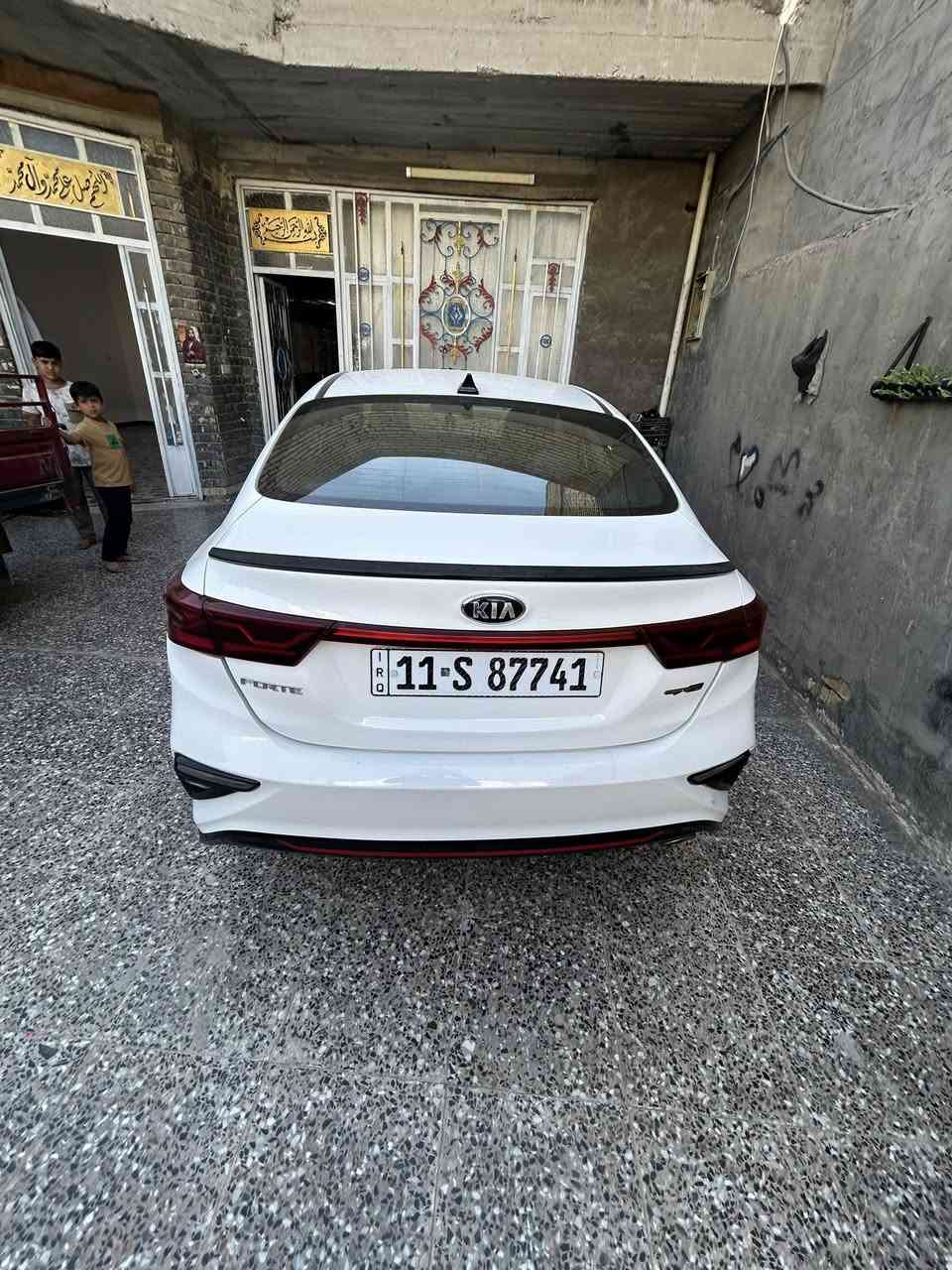 السلام عليكم سيارة للبيع ورد امريكي محرك ألفين دوش سعر ١٢٠ و كلشي موضح بل سونار الصور مكاني بغداد مقابيل باب قاعدة الرشاد ***********

