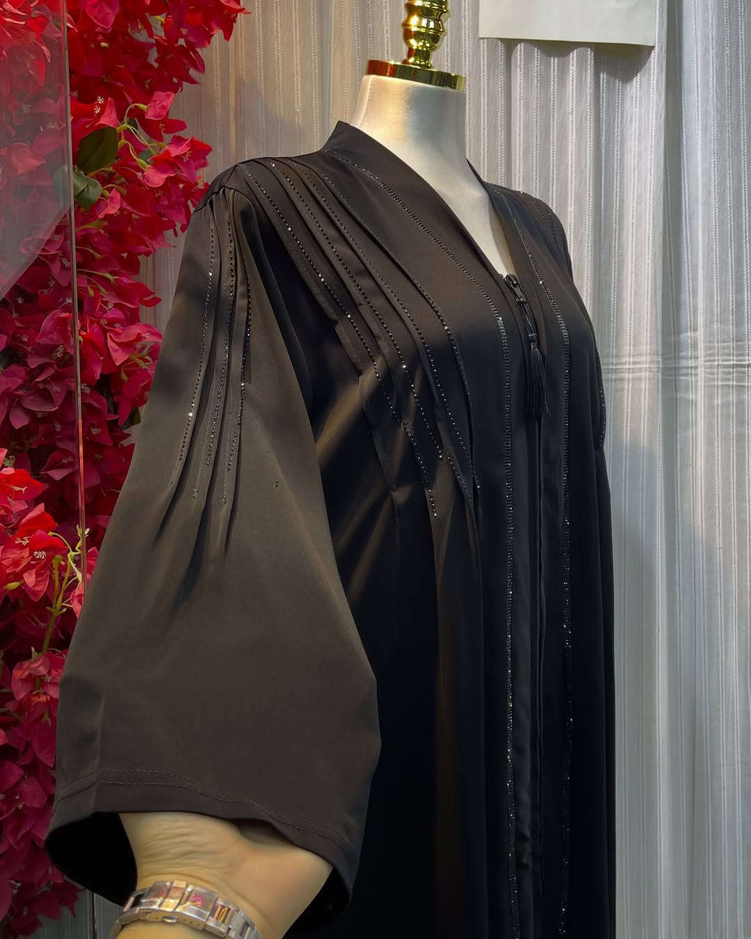 ✨ فخامة الأسود الفاحم من لانجري الكواكب! ✨
عباية راقية تتميز بلونها الأسود الفاحم وتصميمها الأنيق. متوفرة الآن بقياسات متنوعة لتناسب الجميع: L - XL - 2XL - 3XL.
38_40_42_44_46 
🏷️ السعر: 45 ألف دينار فقط.
🎁 التوصيل مجاني لجميع المناطق!
للحجز والاستفسار:
📩 راسلينا عبر رسائل الصفحة.
📞 أو اتصلي بنا على الرقم: ***********.
تفضلوا بزيارتنا في موقعنا:
📍 كوت - شارع الهورة - مجمع الساعة الطبي.
