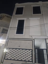عندي بيت للبيع شارع ابوحطاب البيت بناء حديث الواجه 5متر  ١٠٠مترالبيت ٣...