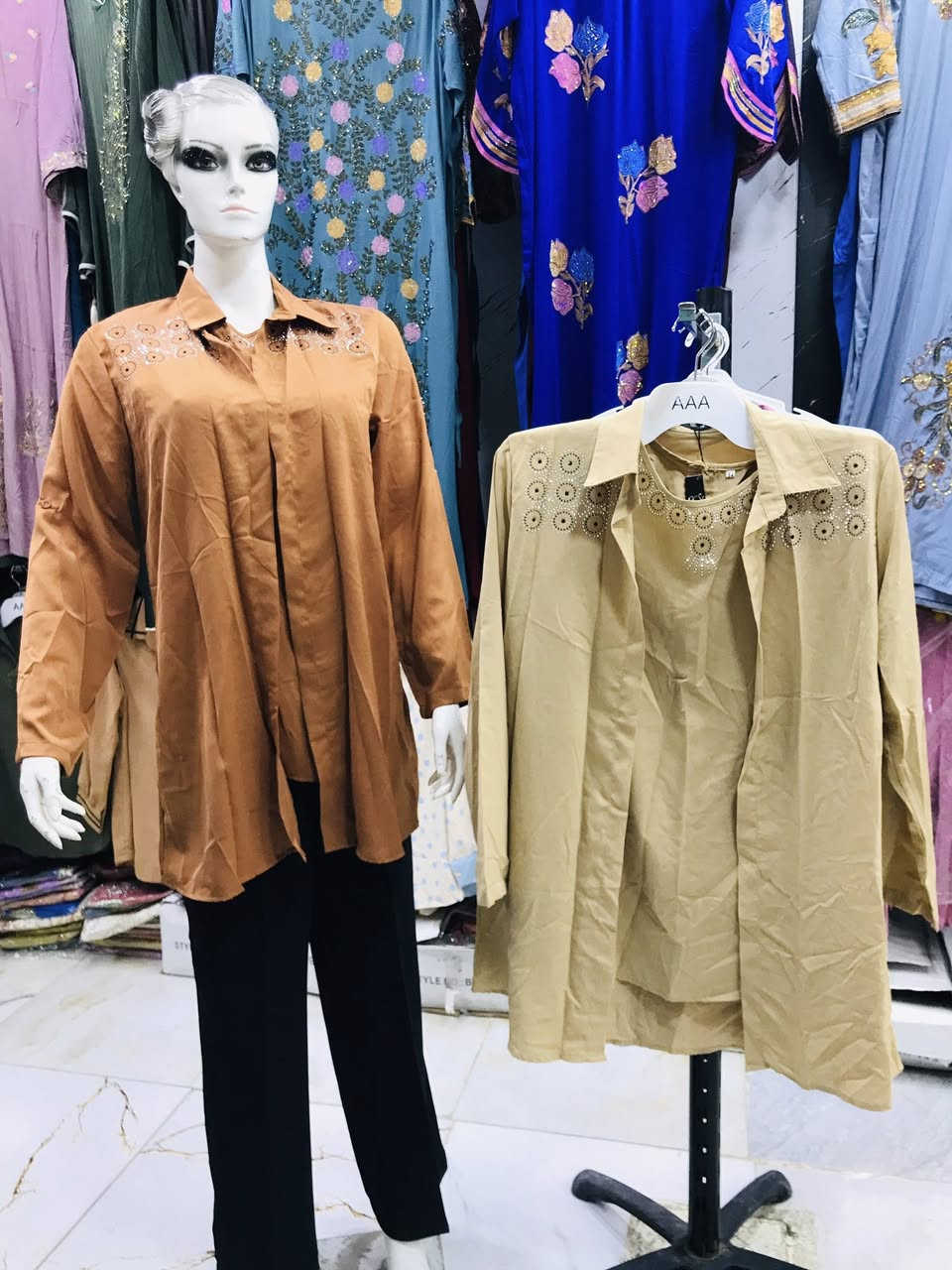 كولكشن (القطعتين) الفاخر وصل! ✨💎
​إذا كنتِ تحبين التميز، هذا الموديل مخصص لج! قميص وسترة (طقم) بتطريز ستراس ناعم يلمع ويخطف الأنظار.
​موديل يجمع بين الحشمة والفخامة.
​قماش ناعم وبارد وألوان تجنن (الآجري، الوردي، والبيج).
​شغل الستراس (الفصوص) ثابت وراقي جداً.
​الجمال بالتفاصيل.. والراحة باللبس!
​📍 العنوان: المسيب - السوق الكبير - سوق الذهب - مقابل أبو فاطمة للفرفوري.


**إذا كنت صاحب هذا الإعلان وتريد حذفه لأي سبب، رجاءا أرسل رسالة إلى الدعم الفني**