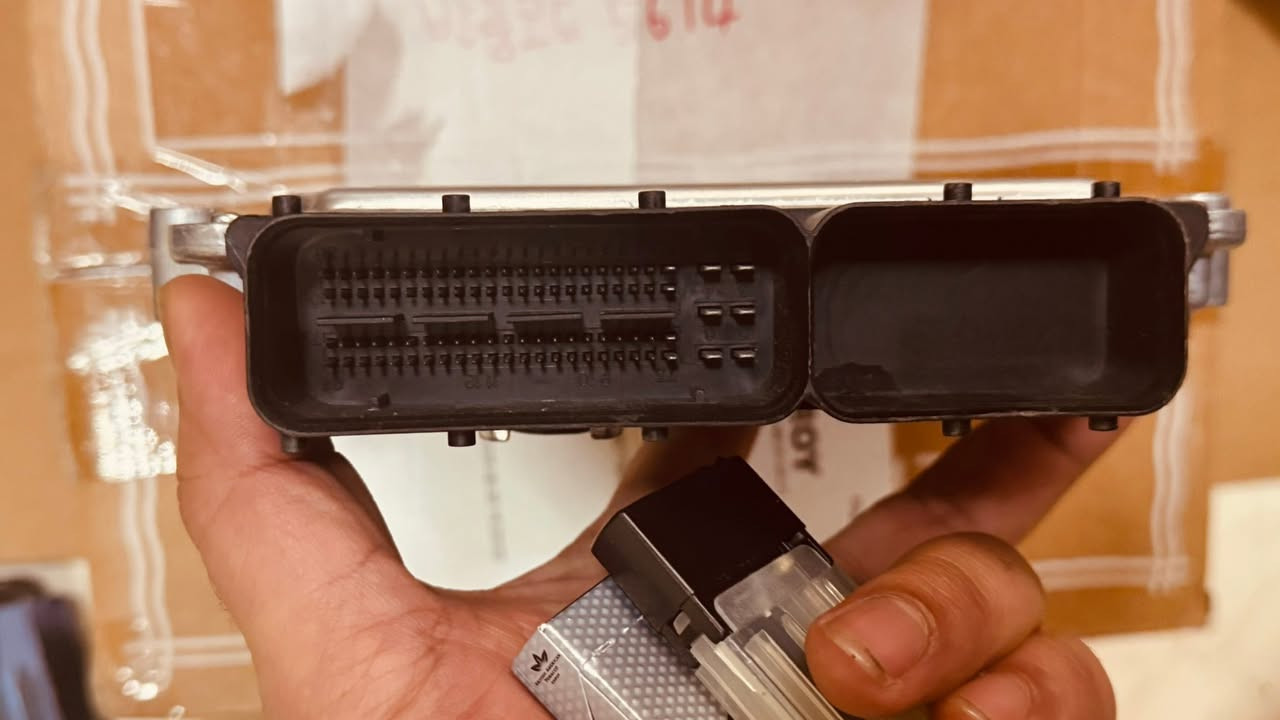 عقل سيارة 

نوع القطعة: وحدة التحكم في المحرك (Engine Control Unit - ECU).
 الموديل الأساسي: Bosch M7.9.8.
 رقم القطعة المصنعي (OEM Part Number): ⁠39113-2B590⁠
 رقم الهوية (ID): ⁠0355⁠
 السيارات المتوافقة: يُستخدم بشكل رئيسي في سيارات كيا (Kia) وهيونداي (Hyundai) المزودة بمحركات 4 سيلندر (مثل محركات 1.6L Gamma). شائع جداً في سيارات مثل:
 هيونداي إلنترا (Hyundai Elantra)
#كيا 
#سيراتو 
#فورتي 
#هيونداي 
#فيرنا 
#أكسنت
 حالة المنافذ: كما يظهر في الصورة الثالثة، يحتوي على منفذين (Plugs)، أحدهما مليء بالدبابيس (Pins) والآخر مخصص كـ (Blank/Socket) حسب ضفيرة السيارة والتجهيزات.


**إذا كنت صاحب هذا الإعلان وتريد حذفه لأي سبب، رجاءا أرسل رسالة إلى الدعم الفني**