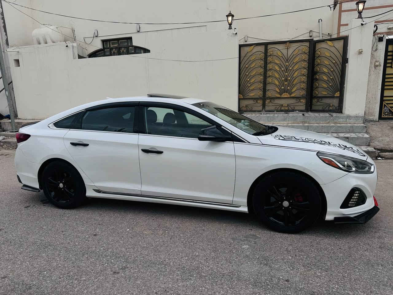 السلام عليكم للبيع سوناتا 2018 فول سبورت 
سياره متعوب عليهه نقص برغي مابيهه لا تنقيص ولا تبخير ولا حته دوانز رقم بغداد باسمي محرك 2.4 جي دي  حادثه جاملغ والكصه مال البنيد وجاملغ لخ شويه طخه ونصبغ والباقي كفاله 

شراي اتصال او رساله عادي اجاوب 
***********
مكاني نجف ورقم باسمي
