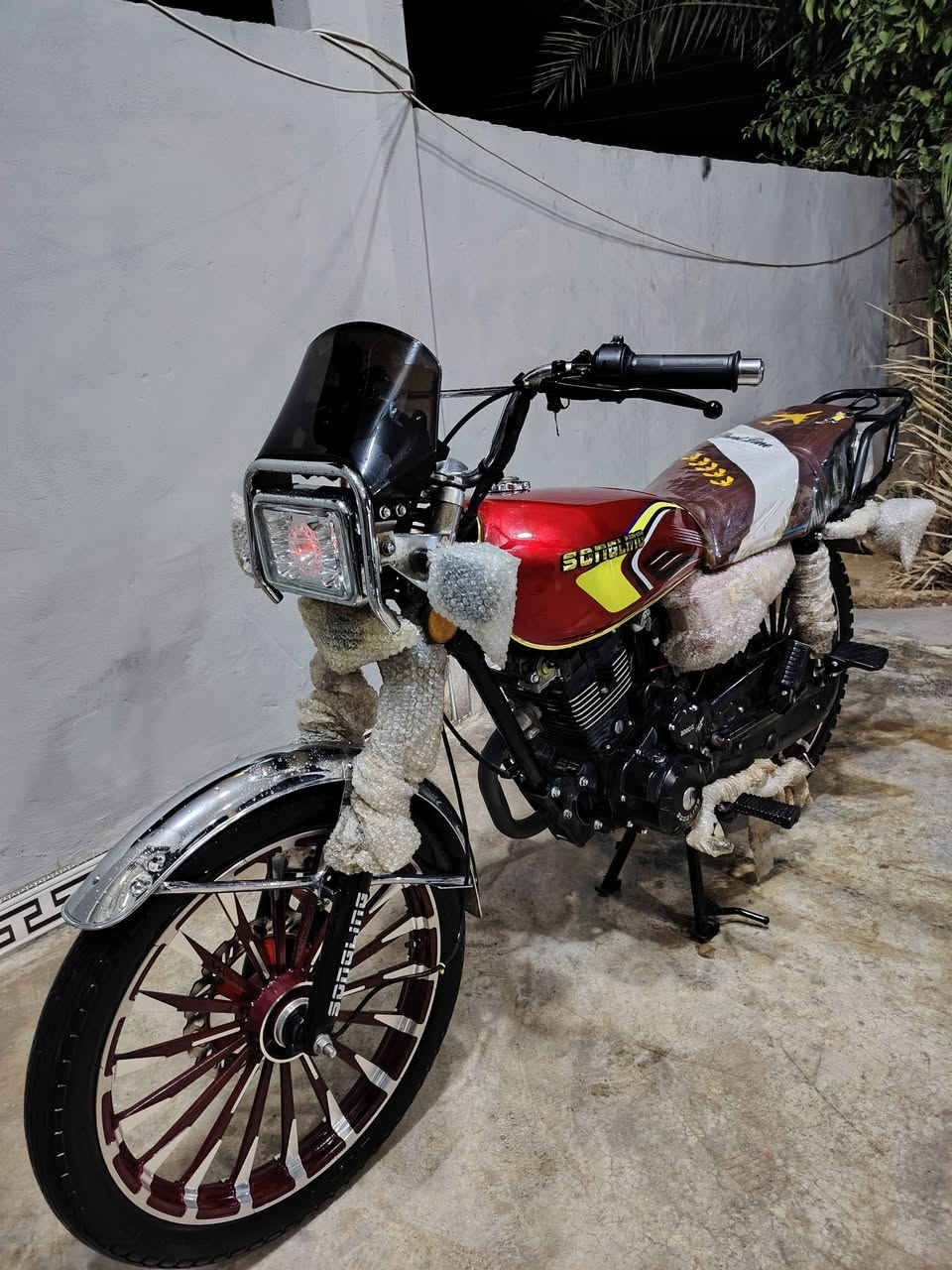 موتور ايراني سونيك موديل 26 فقط ماشي بس شهرين دراجه كلش حلوه نظيفه ست اوراق وياها  ايش فيك اثنين والرقم على الخاص (***********) من معرض ابو حمره مشتريها زيرو اني محرك 200 سي سي
