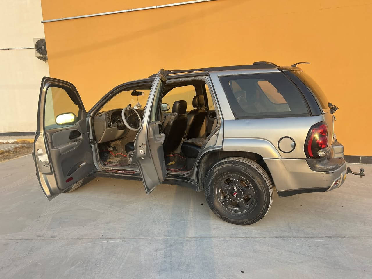 السلام عليكم
بلايزر خليجي مديل 2003 
كفاله من الضربه والصبغ والتبديل فقط مدكر الامامي جارد مثل ماموضح بالصور والباقي شوف العين السياره نظيفه وحلى من الصور كهربائيات كلها شغاله تبريد شغال 
مكينه 4200 قبق اسود المرغوب مكفول 
السياره رقم سليمانيه سنويه منتهيه صارلها سنه عدنه بيها وكاله عامه تريد تحويل تريد وكاله وتجديد حاظرين
مكانها بصره قرب المحكمه تقاطع العسكري 
السعر 85 وبيها مجال للشراي***********
