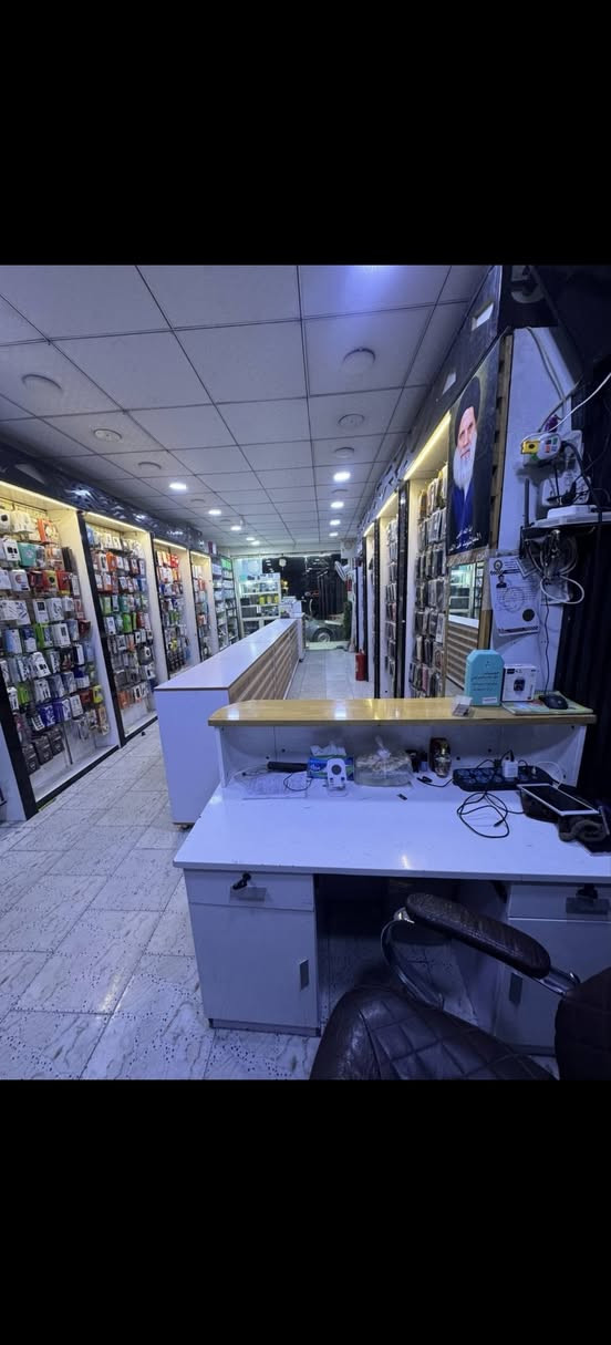 محل مبايلات متكامل للبيع  الموقع تجاري مكانه
كربلاء نهايت سوق الشهداء قرب مثلجات الوفاء .
المحل يحتوي على مسواك كامل جديد وليسه استوك يحتوي على ديكور جديد المحل يعمل منذو تقريبأ 7 سنوات في مجال الموبايلات ولهو زبائن.المحل كبير الطول 8 أمتار والعرض 4 .ايجار المحل كلش حلو ومناسب 350. الف 
اما الي حاب يعرف المحل شغال او لا يجي ويشاهد شغل المحل خير من الله
..سبب البيع المحل...
 لدي مشروع ثاني وعدم التفرغ لهو...سعر المحل علل خاص ....او تجي للمحل تجرد وتقيم...أو تدلل ...
***********
