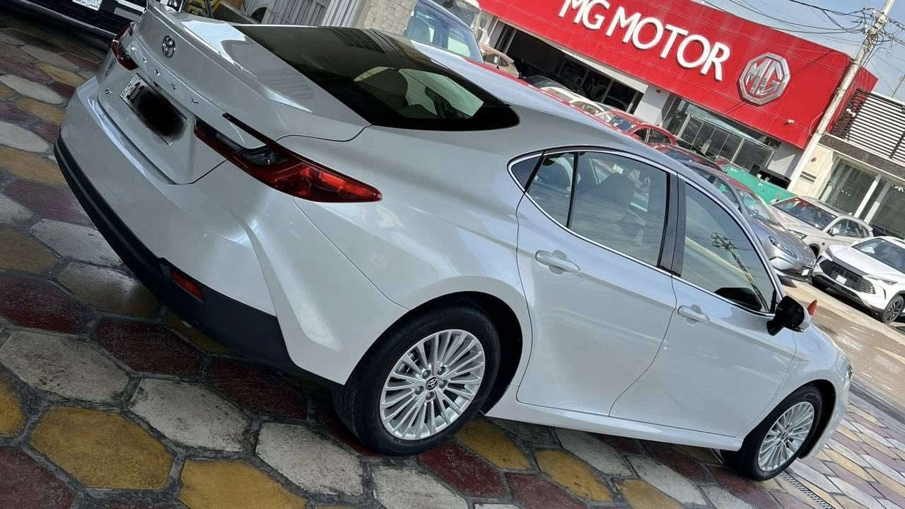 تويوتا كامري  2025  LE بانزين فقط
ام الضمان SAS
السياره مكفوله كفاله عامه ماشيه 3000 بعدهة داخل الضمان رقم وهزه جديده سنويه باسمي تحويل ثاني يوم 

مواصفات :
فتحه سقف 
رادار 
اوتو هولد 
سايد بريك كهربائي 
تحكمات ستيرن 
تبريد قطعتين 
تحكمات التبريد بيانو 
شاحن لاسلكي 

مواصفات LE المعروفه 

ممتواجد على الفيس 
للتواصل :  ***********
