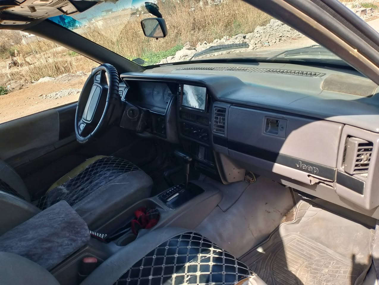 سلام عليكم جيب شيروكي موديل 1995سياره بلاد وضع الشركه مكينه وكير بلاد 6 تخم تاير دوشمه نضيفه سيارة لا ضربه ولا صبغ بيع او مراوس حسب القناعة ***********
