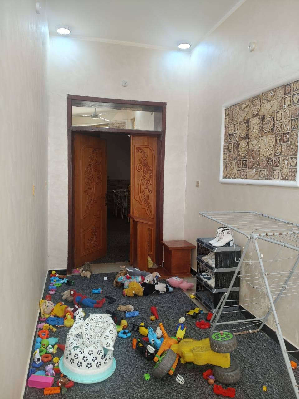 ‏📢 بيت زراعي المهيديه – مقابل عمارات الشموخ السكنيه
داخل فرع قرطاسيه المعاصرة 
🔶بي وصل تطويب 
‏✨ عرض الشارع 10متر
🔶مطل على ساحـة 20 متر امام البيت 
‏🏠 المساحة: 375 متر
‏✨مساحة البناء 200 متر والباقي كراج+حديقه 
‏🪏 نوع البناء طابوك+سقف كونكريت 
📍تفاصيل البناء🏠
‏🛏️ غرفتين نوم
‏🛋️ صالة + استقبال
‏🍽️ مطبخ حار+بارد 
‏🚿 صحيات داخلية وخارجية 
‏🌳 حديقة
‏🚗 كراج واسع 
‏🔶منور 
‏💰 السعر: 150 مليون بي مجال للشراي 
‏📍 الموقع: المهيديه مقابل عمارات الشموخ السكنية داخل فرع بعرض شارع 10متر مقابل ساحة بمساحة20 متر 
‏
‏📞 للمعلومات والتواصل: *********** واتساب 
‏📱
