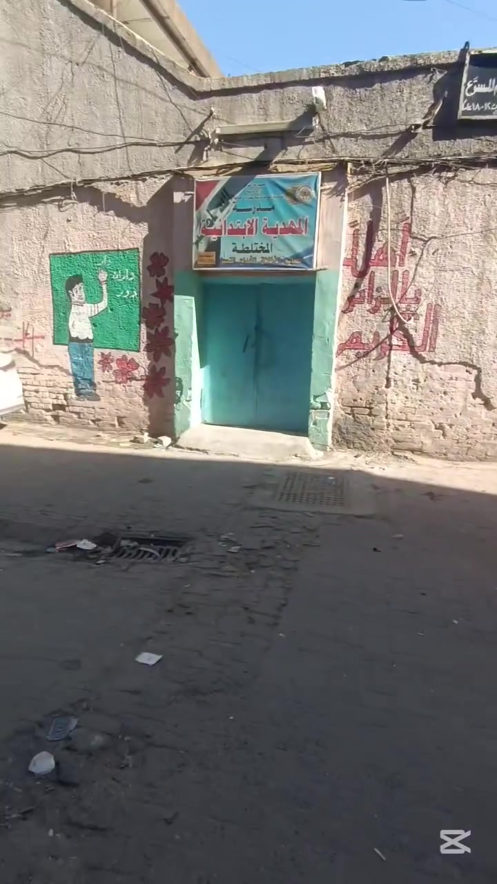 دار للبيع يحتوي على مطبخ واستقبال وصحيات وغرفه ارضيه ومخزن  والطابق الثاني غرفتين نوم وصحيات وحولي والدار يحتوي على سطحين كبار  
موقع البيت قمبر علي خلف عماره الضمان قرب مدرسه المهديه 
للاستفسار ( مامتواجد عل فيس )
***********       واتساب
