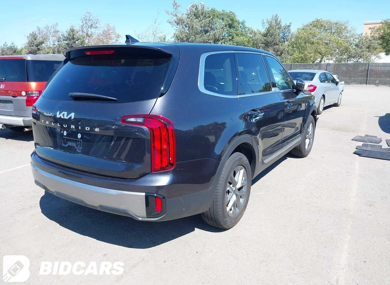 السلام عليكم 
تلورايد موديل 25 واصله بلعقبه مواصفات LX ماشيه 9000 
بس الجاملغ وبنيد ضربتها
 كارفاكس موجود فديو فتح الحاويه موجود 
السعر 175$ مطروح بلعقبه تفيد الي عنده كتاب
***********
***********
