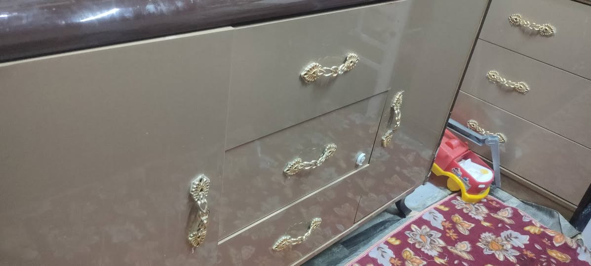 غرفة نوم تركيه مستخدمه نظافة 90%
تحتوي على 9 قطع
كنتور 4 بيبان 2 قفل و2 سلايد
جربايه تحتوي على ميزين وكرويته 
وميز طفل
ميز مرايه مع الطبله
زاويه مرايه ابو النشره
السعر  1.350.000 مع المندر
المكان البصرة.. الزبير
***********
