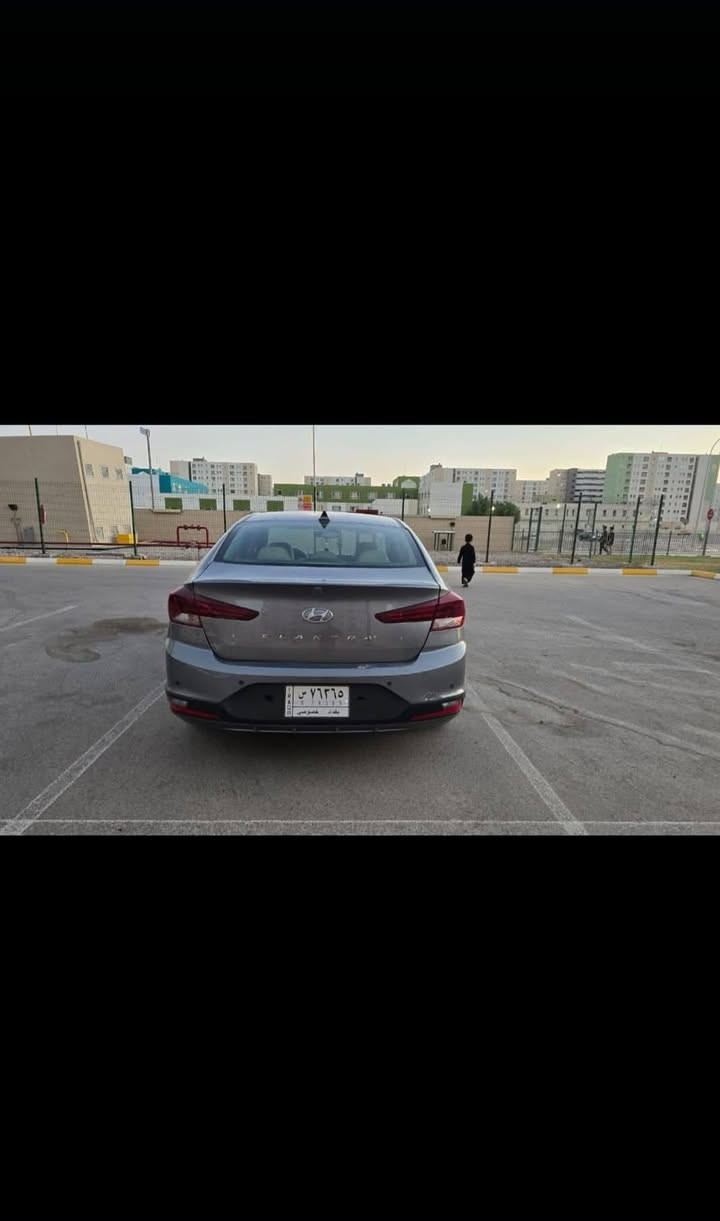 السلام عليكم 
Hyundai Elantra 2020
sel 2020 هيونداي النترا
امريكي السياره رقم معوقين بسمي
الحادث مثل ماموضح بلصور
شاشة كبيرة 
تحديد سرعة
3 انظمة قيادة
ويل كب
تحكمات ستيرن
رادار نقطه العمياء
مراية تحكم كهربائي
وبعد بيها مواصفات
السيارة ماطاق ايرباك لا سائق ولا دشبول
صدر وتايرات جدد السعر125 وبيهة مجال
للاستفسار:  ***********
