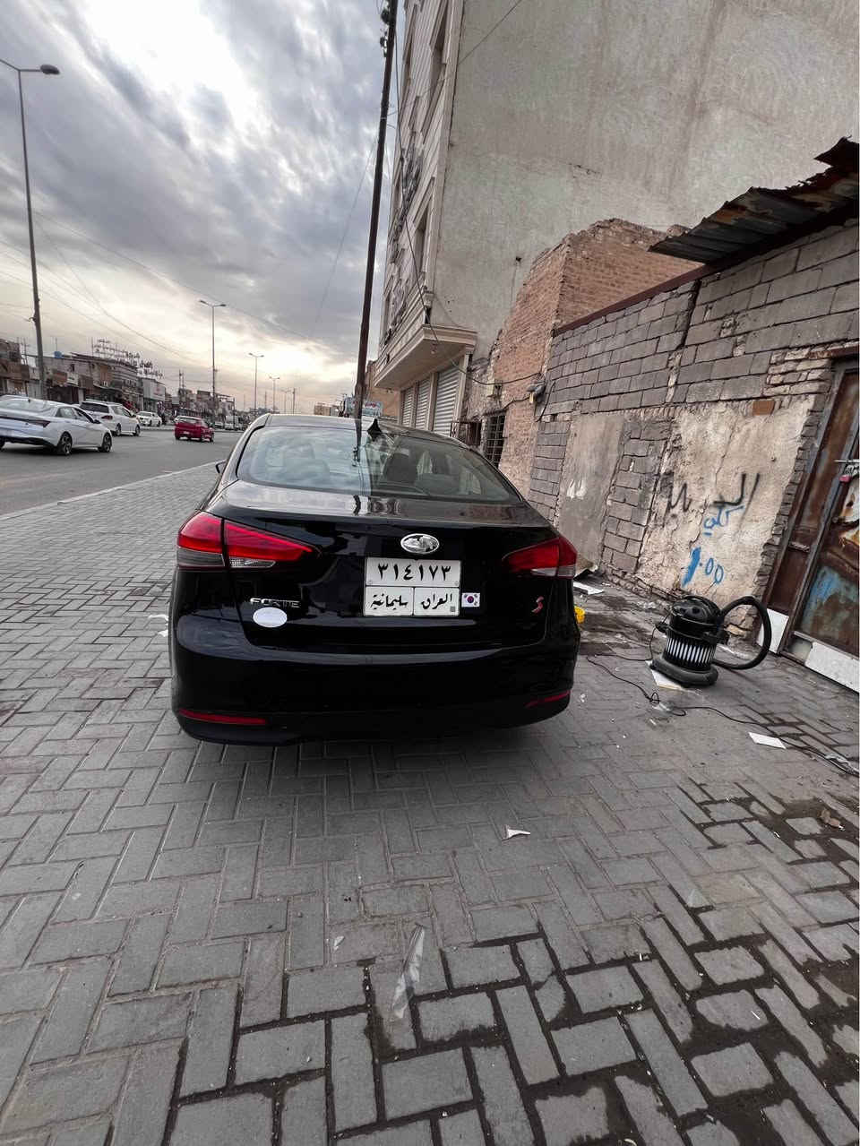 📣 سيارة للبيع او مراوس: كيا فورتي 2018
 الموديل: كيا فورتي 2018 (Kia Forte).
 المحرك: 2000 دوش (DOHC).
 اللون الخارجي: أسود ملكي.
 اللون الداخلي: رمادي بحالة ممتازة.
 العداد (المسافة المقطوعة): 160 ألف مايل.
 ناقل الحركة: كير آيتم.
🛠️ حالة البودي والضرر (للأمانة):
 البنيد: مبدل نفس اللون (بدون ايرباك، الأيرباكات كلها سليمة وسستم).
 الصبغ: صبغ جاملغ خلفي فقط.
💡 الإضافات والمواصفات:
 منظومة إضاءة زنون كاملة (عدسة + عالي + بلاجكتور).
 السيارة جاهزة من كل النواحي ومكفولة من النقص.
📍 المكان والسعر:
 الموقع: البصرة - التنومة (الأكوات).
 السعر المطلوب: 10,500$ (دفتر و5 أوراق).
📞 للتواصل والاستفسار:
يرجى الاتصال مباشرة على الرقم: *********** البصرة, العراق
