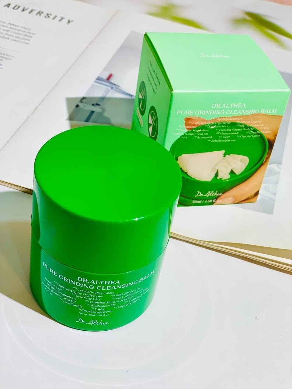 مزيل المكياج والغسول الزيتي من دكتور الثيا ✨🇰🇷 Dr. Althea - Pure Grind Cleansing Balm غسول زيتي (على شكل بلسم) يُستخدم كخطوة أولى والأساسية في تنظيف البشرة ،ولكنه يختلف عن الغسول العادي (الرغوي أو الجل) وظيفته الأساسية: إذابة وتفكيك المواد التي لا يستطيع الغسول المائي العادي إزالتها، مثل المكياج،و واقي الشمس، والدهون الزائدة، والرؤوس السوداء

(بلسم تنظيف وتطهير البشرة من ماركة دكتور الثيا الكورية).يعتبر هذا المنتج بلسم زيتي مبتكر ومخصص كخطوة أولى في روتين التنظيف المزدوج (Double Cleansing) لإزالة المكياج والشوائب

✅ الفوائد :
اهم ما يميز المنتج هوه العبوة  يتم تدوير العبوة لتخرج كمية محددة على شكل شرائط دون الحاجة للمس المنتج باليد أو استخدام ملعقة، مما يمنع التلوث.
✔️ يذيب المكياج الثقيل، المنتجات المقاومة للماء، واقي الشمس، والدهون الزائدة داخل المسام بسهولة.
✔️ تحتوي على 14 مكوناً أساسياً فقط، وهي خالية من العطور والألوان الصناعية، مما يجعله مثالياً للبشرة الحساسة.
✔️ غني بمادة الـ Madecassoside ومستخلص السنتيلا لتهدئة التهيج، وزيوت نباتية كزيت بذور الكاميليا وزيت بذور العنب لترطيب البشرة ومنع جفافها أو شعور الشد بعد الغسيل.
#الاصلي المنشأ كوريا 🇰🇷💯
السعر خاص 
🚘 يوجد خدمة توصيل لجميع محافظات العراق ٤ الاف 🚘
@إشارة


**إذا كنت صاحب هذا الإعلان وتريد حذفه لأي سبب، رجاءا أرسل رسالة إلى الدعم الفني**