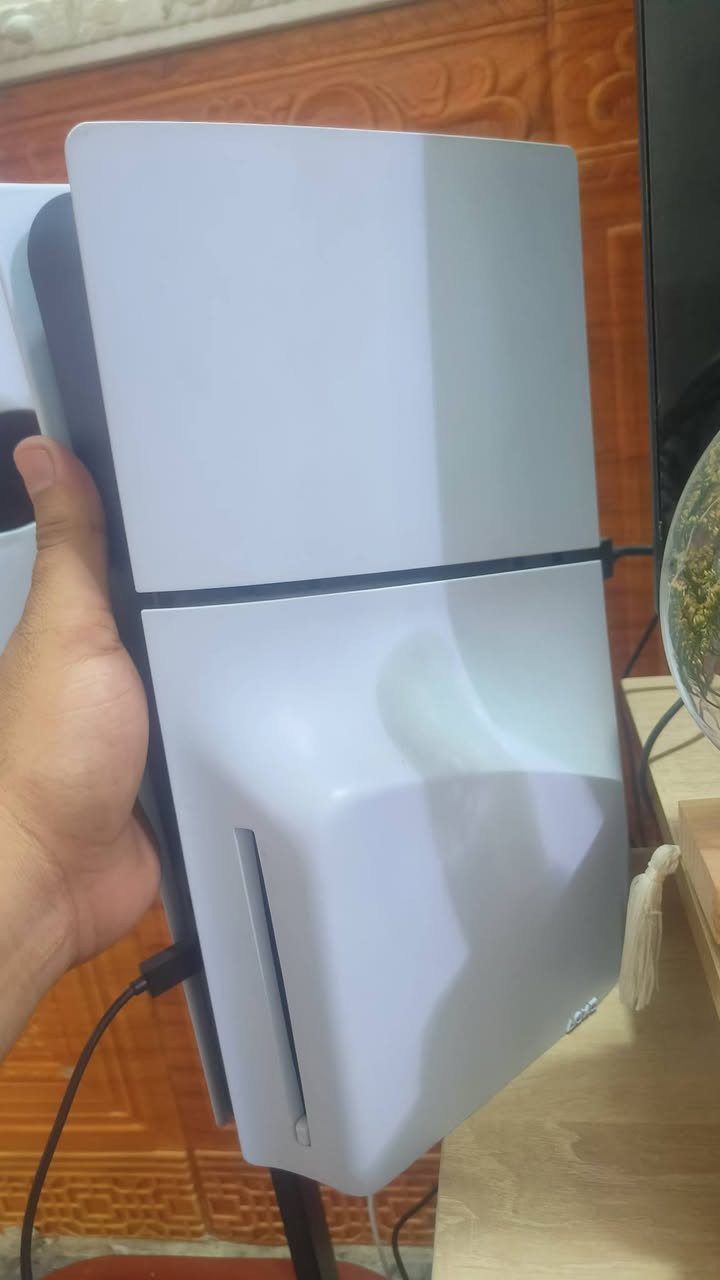 للبيع بلي 5 النسخه الحديثه نضافه 100% مع كامل الملحقات الاصليه الي تجي بالكارتون كيبل تشغيل كيبل شحن كيبل HDMI  وجوستكات 2 واقراص موضحه بالصور سعره 950 وبي مجال عنواني الزبير ***********
