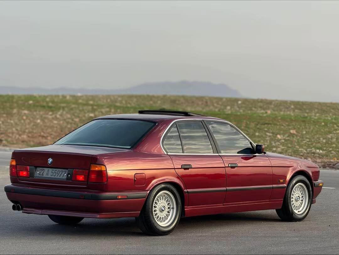 ماشاءالله له مالي هه موولايه ك 
BMW.1993.525iAفول مواصفات
شتي لوك و خاوين و پاكه تى دانسق
سلايد.جام كاره بايي.ABS.توماتيك.
كوشن جلد.كوشن هيته ر.٧ باليف.
په رده.ناو رصاصي و ره ش پانكه كاره بايي بيلادي.سوكان ئيرباگ.ڤوليوم.گيچ ئه لقه.تاقم ئيسپانه بيلادي.جه گ و تاكوز بيلادي.سيدي بوكس.دعامي پيش و دواي Mبيلادي يه ك پارچه.
لايت بيلادي ناو ره ش و زه رب.به گلايت بيلادي.تايه و ويلي پان.تبريد.سارد و گه رم.ته له فون.سيدله بيلادي.
سه نه وي به ناوي خوم تا ٢٠٣٠.
كامل فرن كردووه بو جواني.پيش و دواي بي ليدان. نقورچ به شه رت.مالي خوم بووه به دلي خوم مسروف تيا كردووه هه موو گياني به شه رت هه زار فيته ر.بو زانياري زياتر تيل بكه شوين كويه.
*********** ڤايبه رو وه تس ئاپيشي له سه ره كويسينجاك, أربيل

